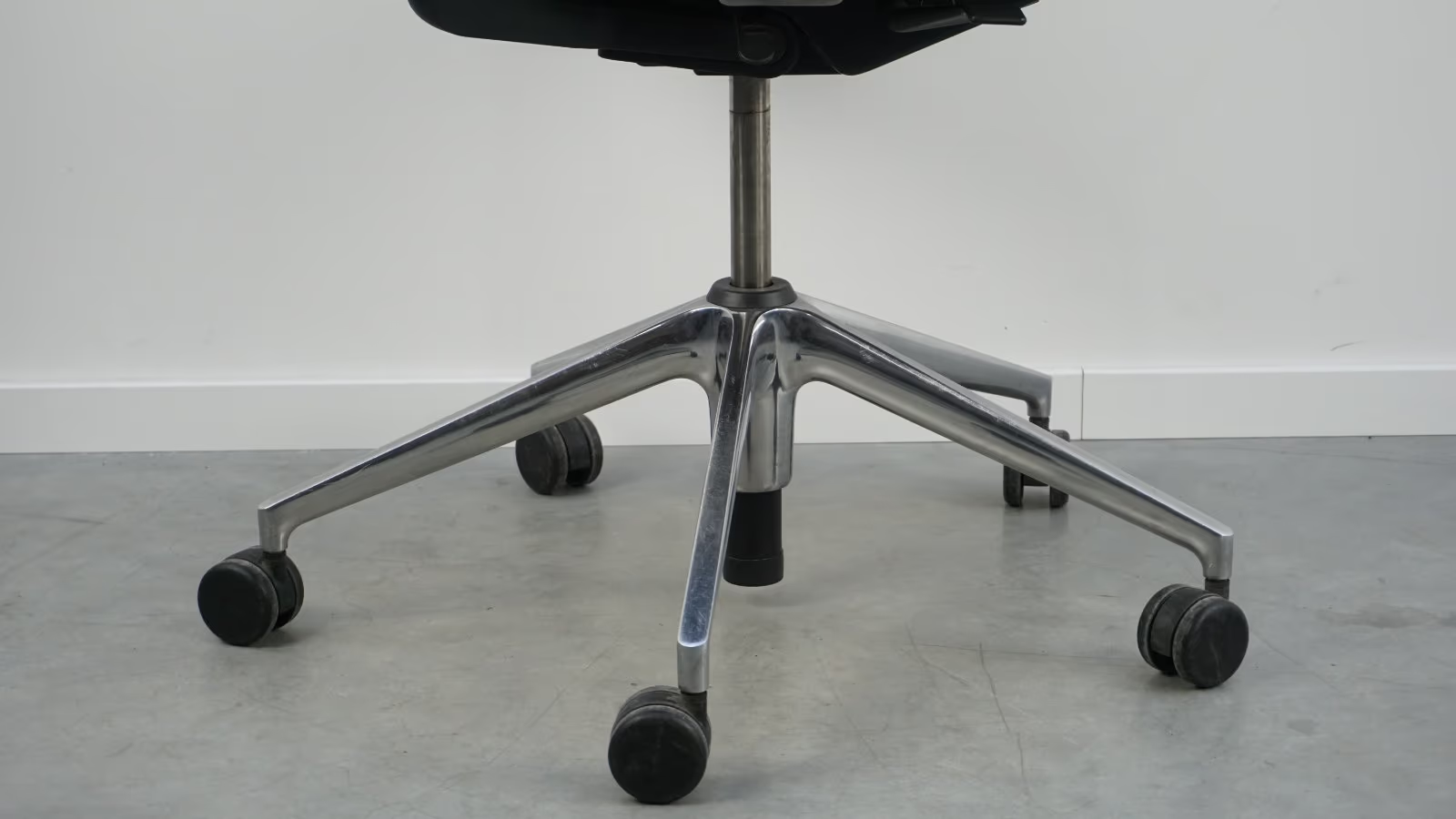 Vitra ID Trim L Bürodrehstuhl | Schwarz | Leder | Chrom