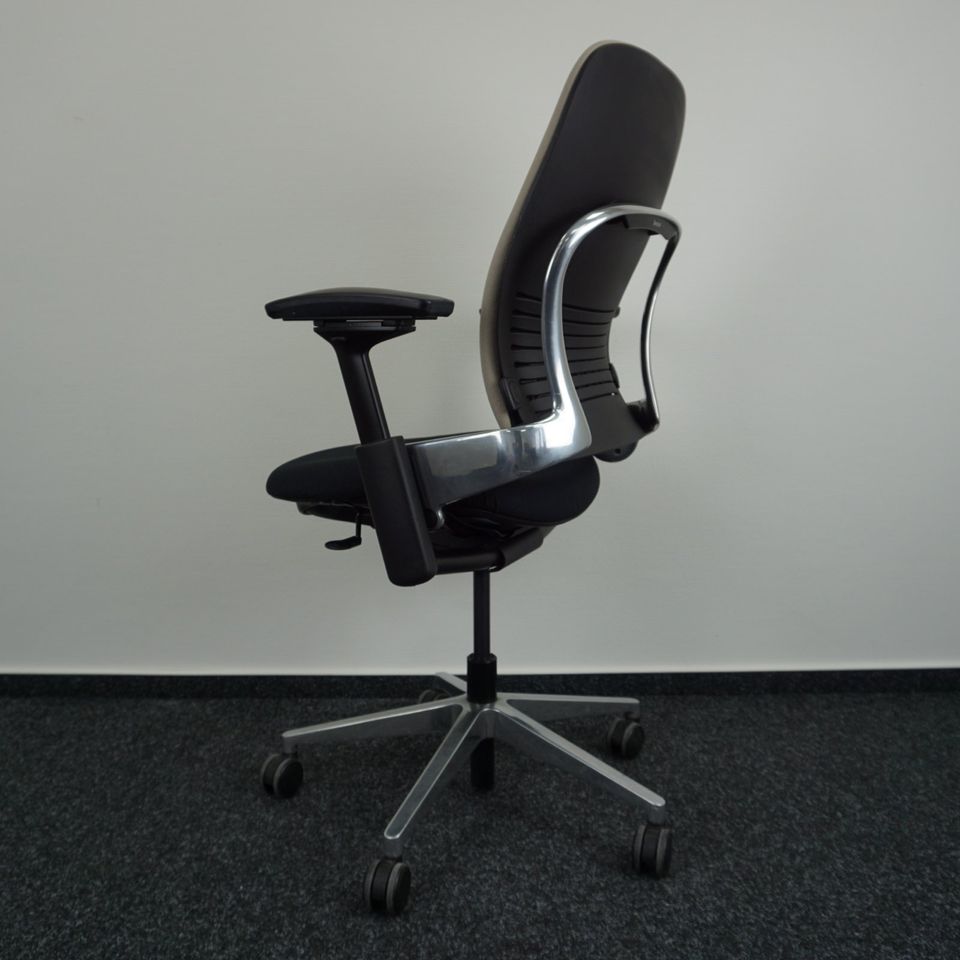 Steelcase Leap V2 Bürodrehstuhl Beige-Schwarz Rückenansicht