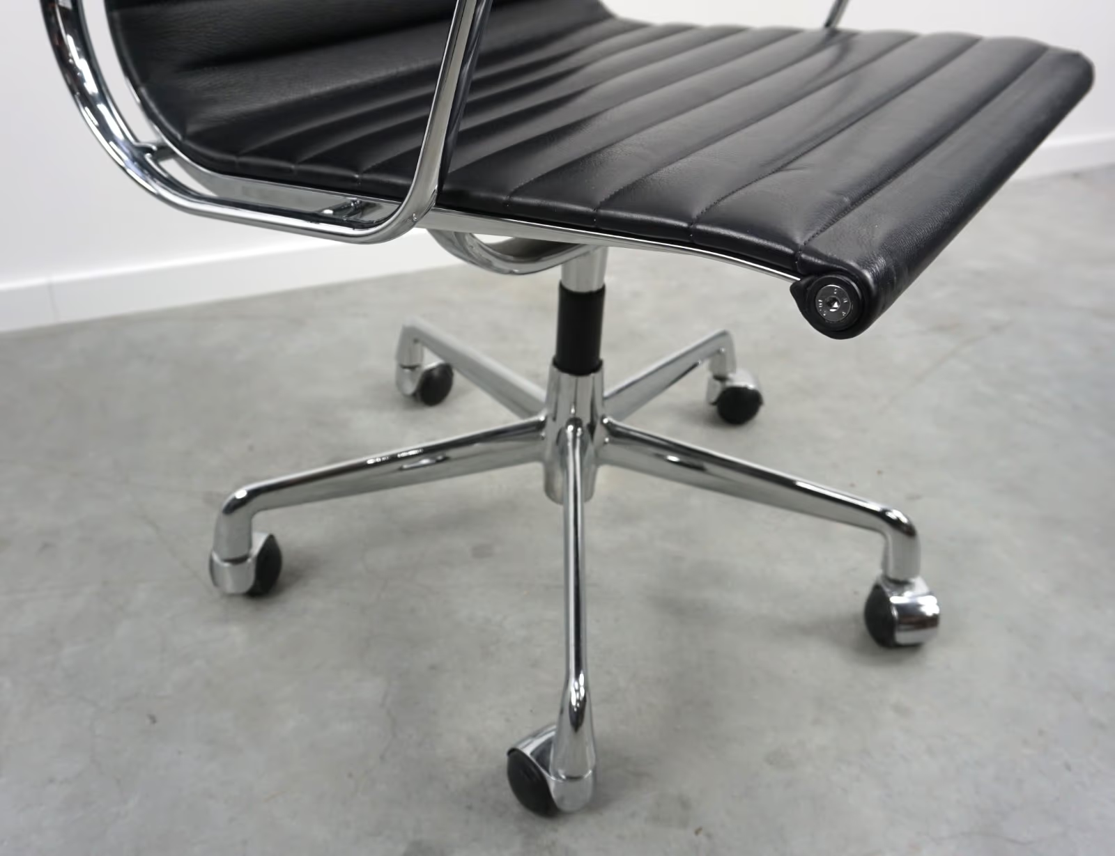 EA 108 by ICF Design Stuhl | Bürodrehstuhl | Schwarz | Leder