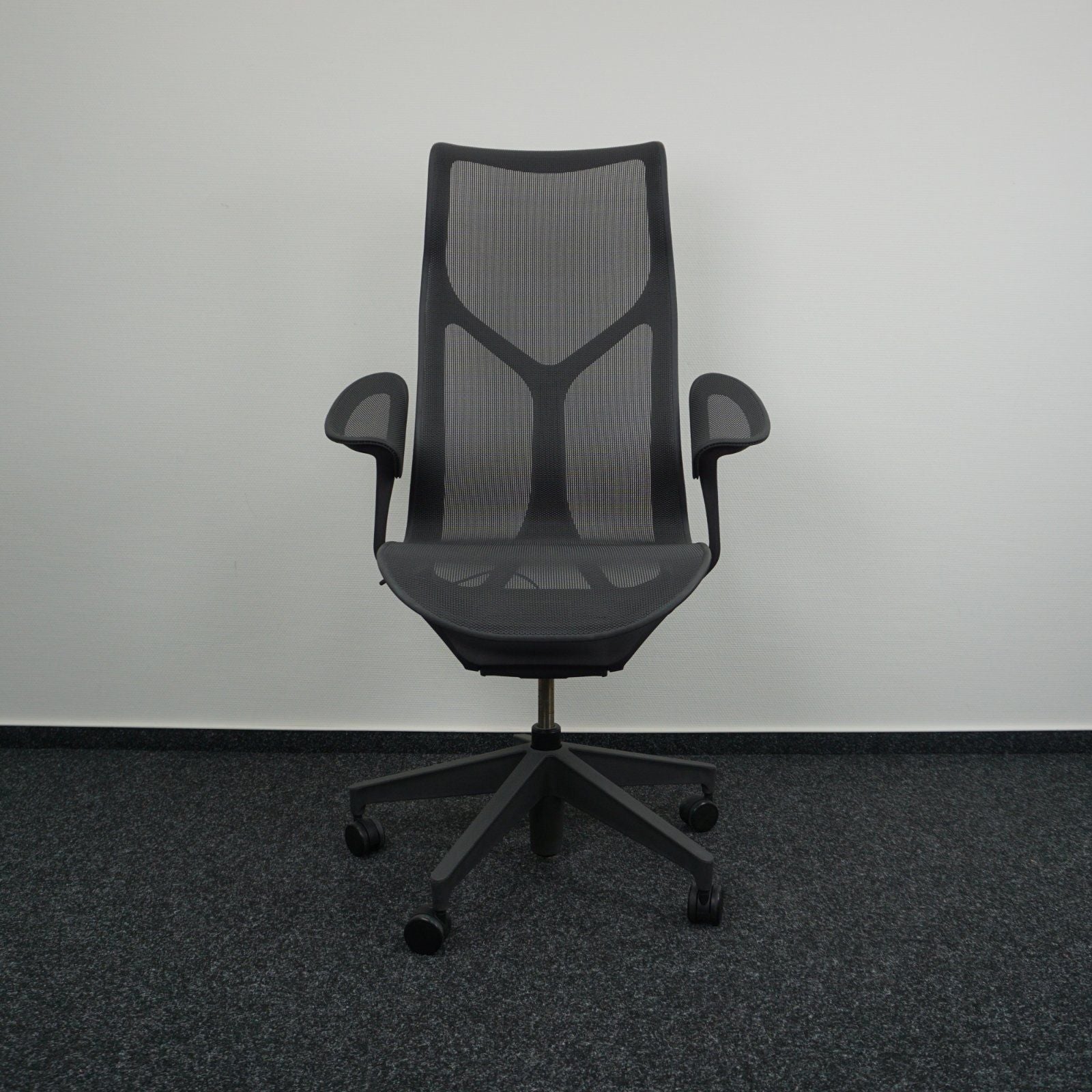 Herman Miller Cosm Bürodrehstuhl Graphit Vorderansicht