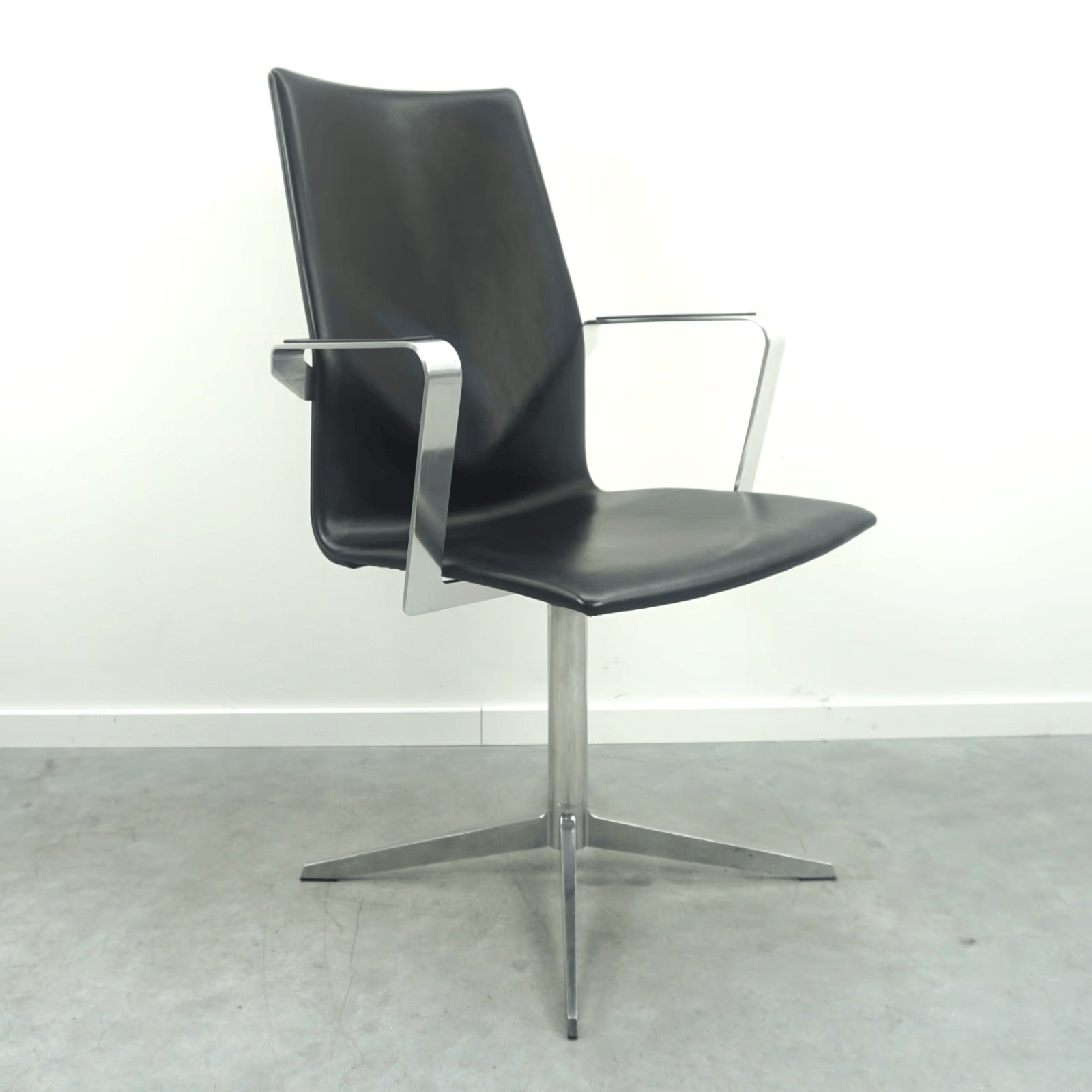 Four Design FourCast XL Konferenzstuhl | Schwarz | Leder | Chrom