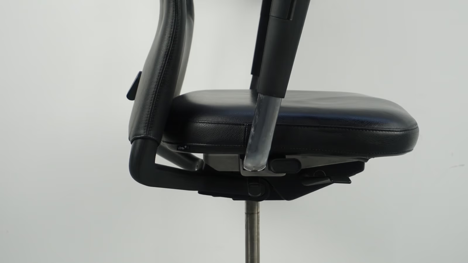 Vitra ID Trim L Bürodrehstuhl | Schwarz | Leder | Chrom
