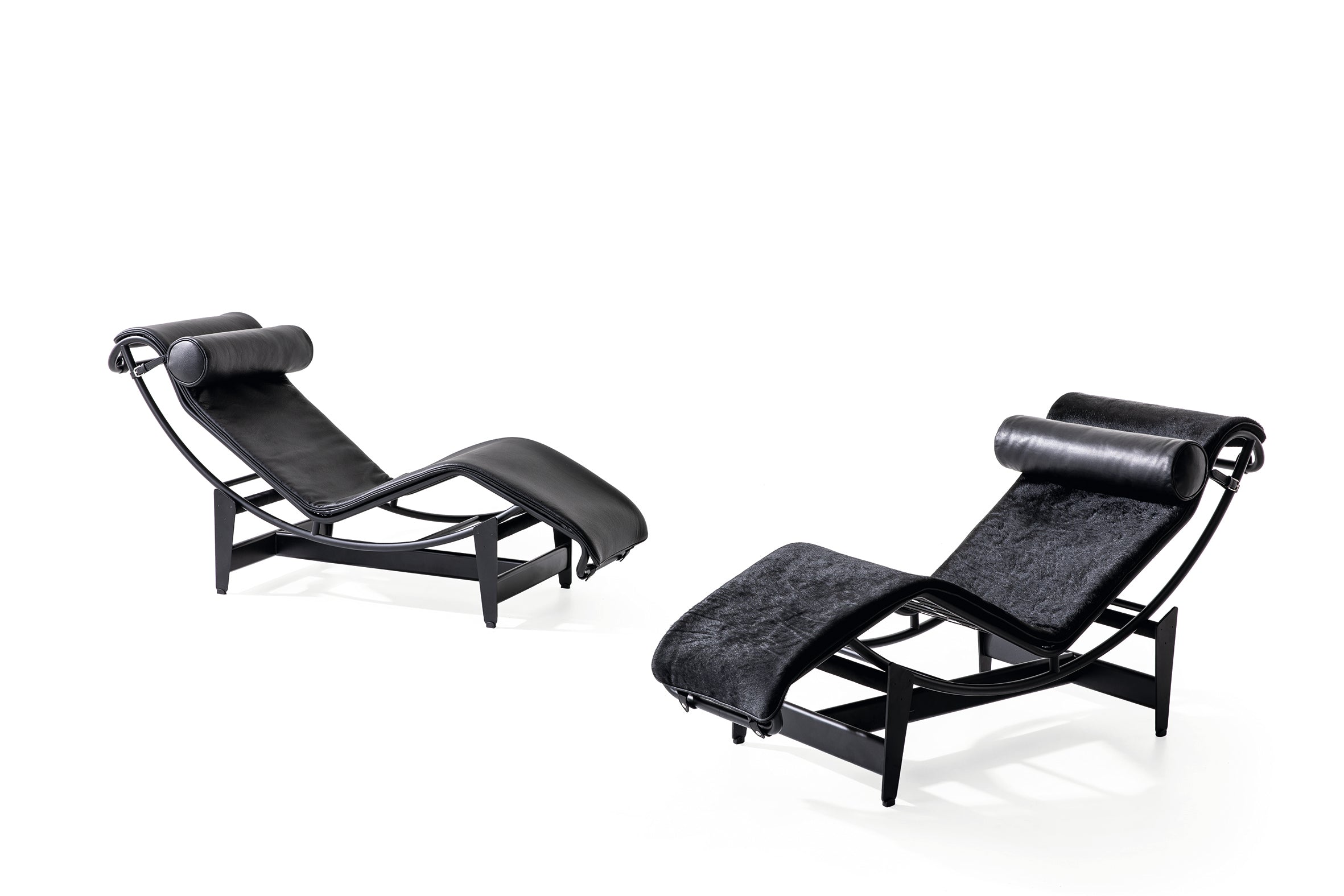 Cassina LC4 Chaise Longue à Réglage Continu Schwarz Stoff und Schwarz Leder