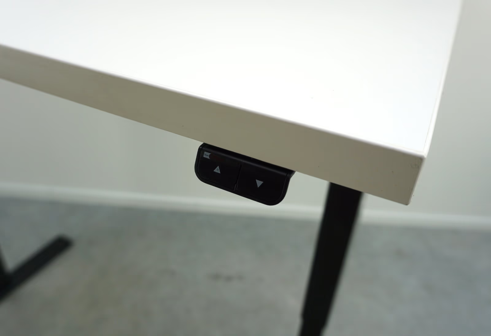 Elektrisch höhenverstellbarer Schreibtisch | 140 x 80 cm | Weiß-Schwarz