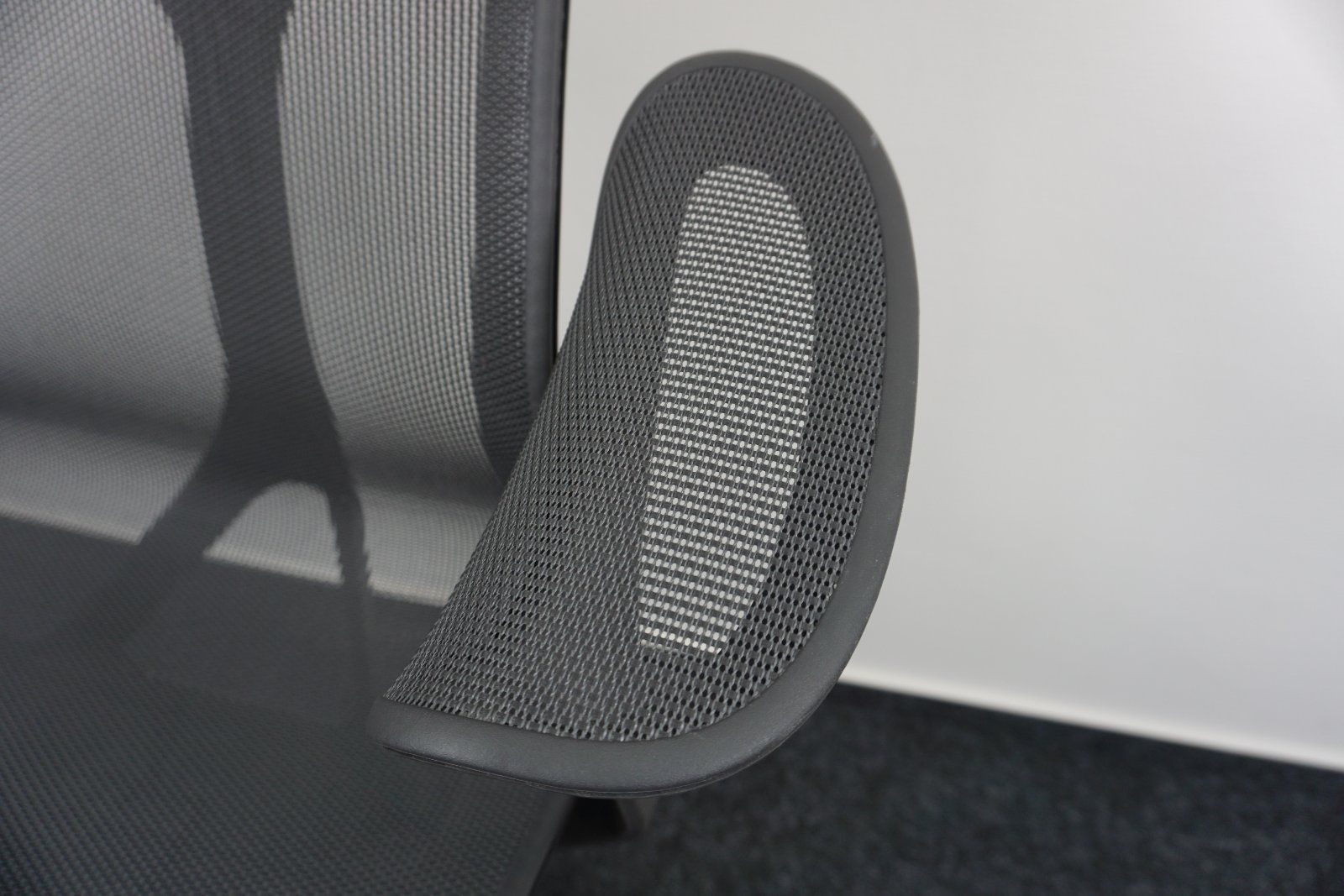 Herman Miller Cosm Bürodrehstuhl Graphit Armlehne