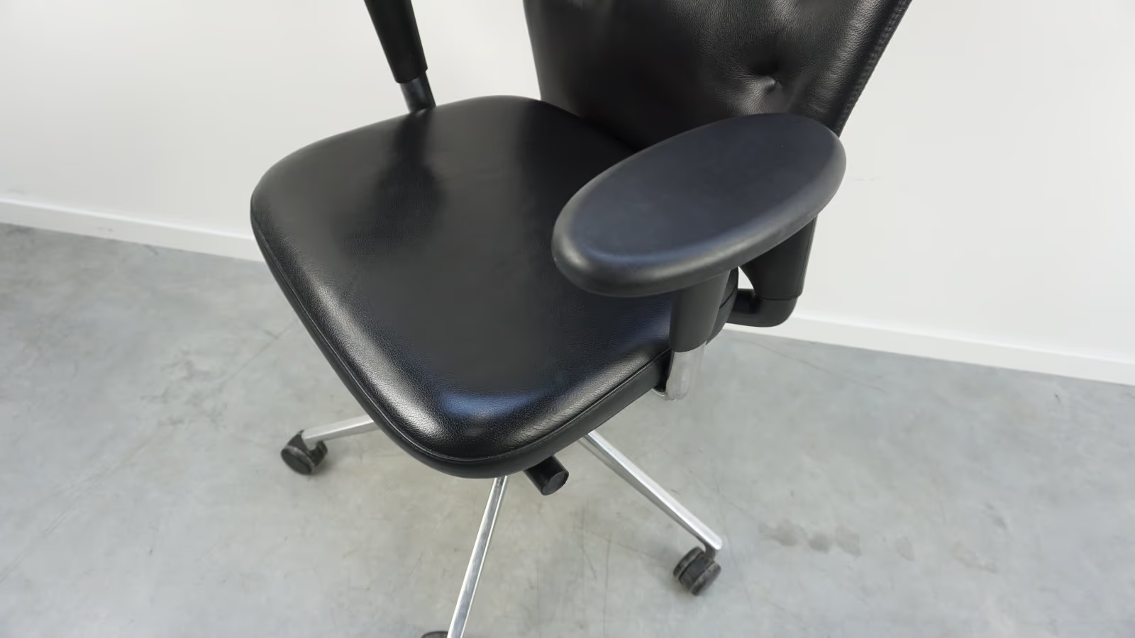Vitra ID Trim L Bürodrehstuhl | Schwarz | Leder | Chrom