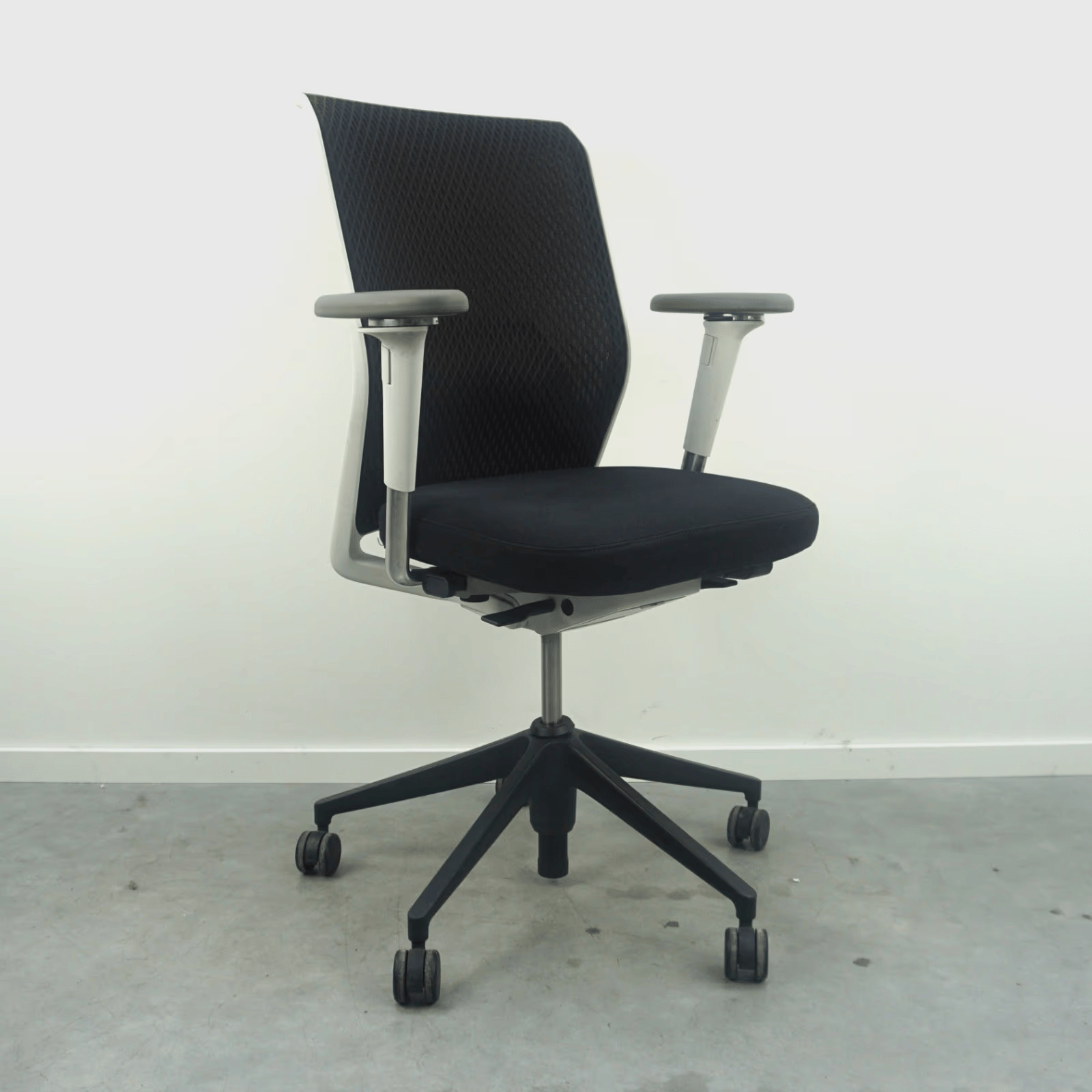 Vitra ID Mesh Bürodrehstuhl | Schwarz-Weiß