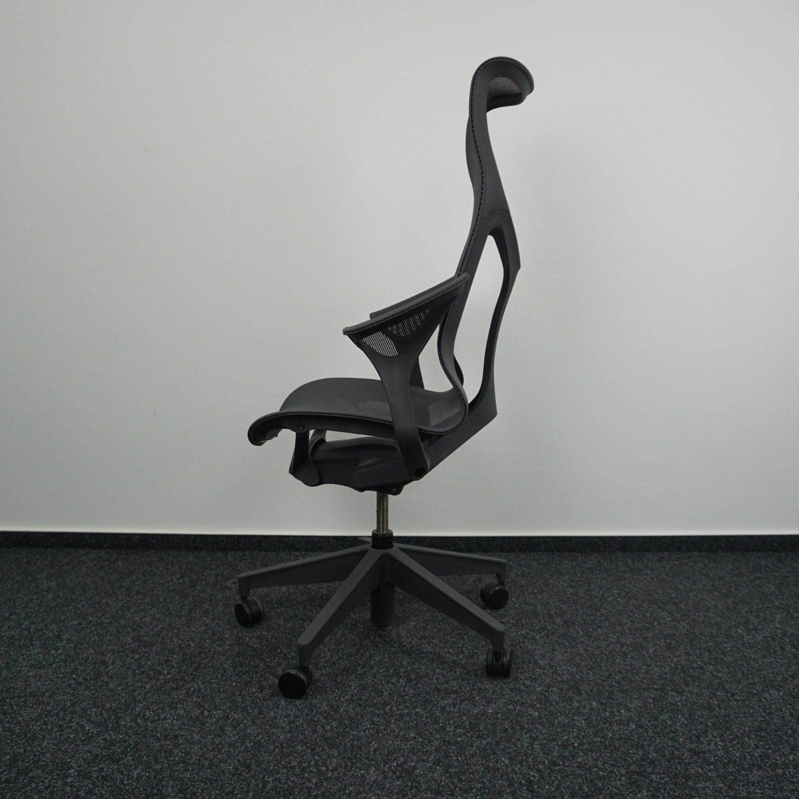 Herman Miller Cosm Bürodrehstuhl Graphit Seitenansicht
