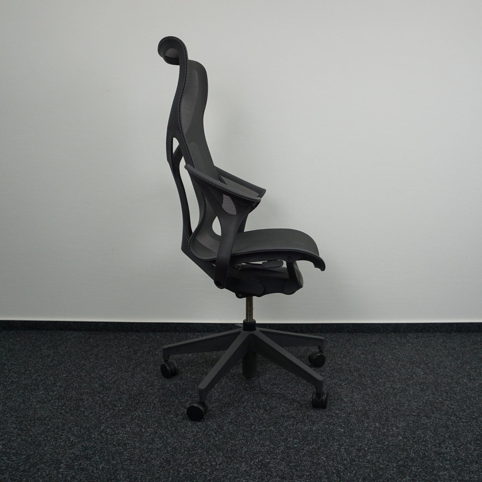 Herman Miller Cosm Bürodrehstuhl Graphit Seitenansicht