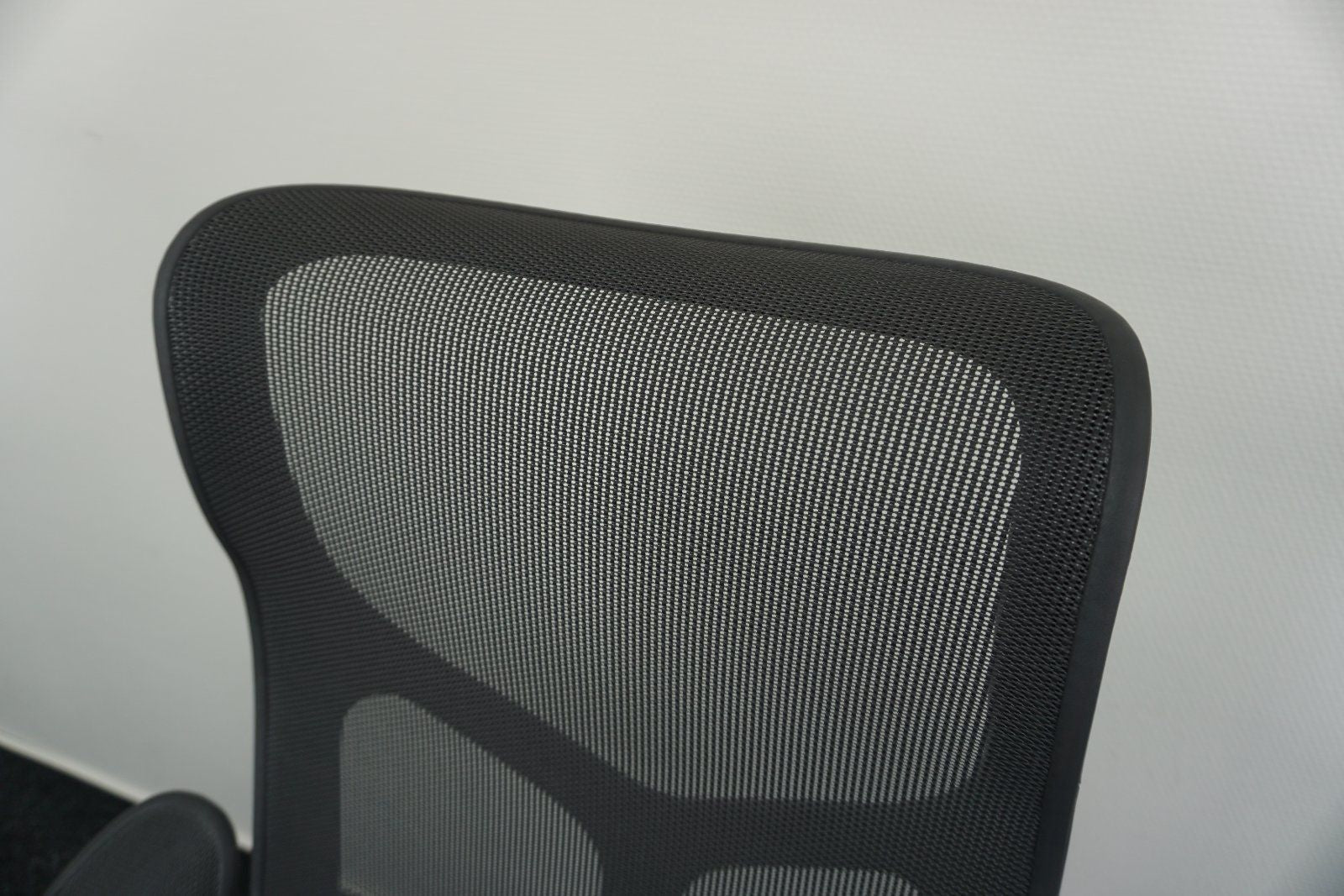 Herman Miller Cosm Bürodrehstuhl Graphit Rückenlehne