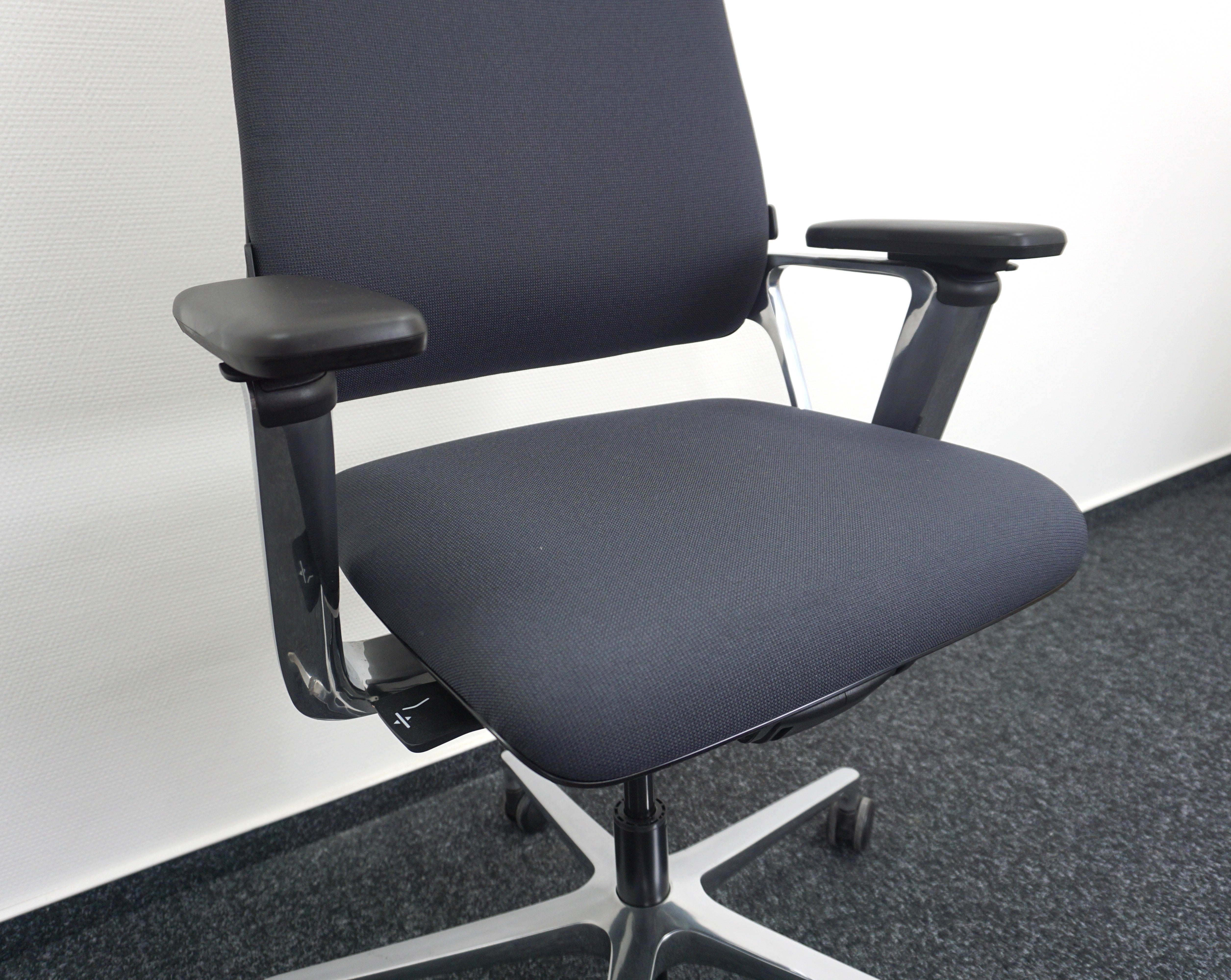 Klöber Connex2 CNX98 Bürodrehstuhl Dunkelgrau Sitz