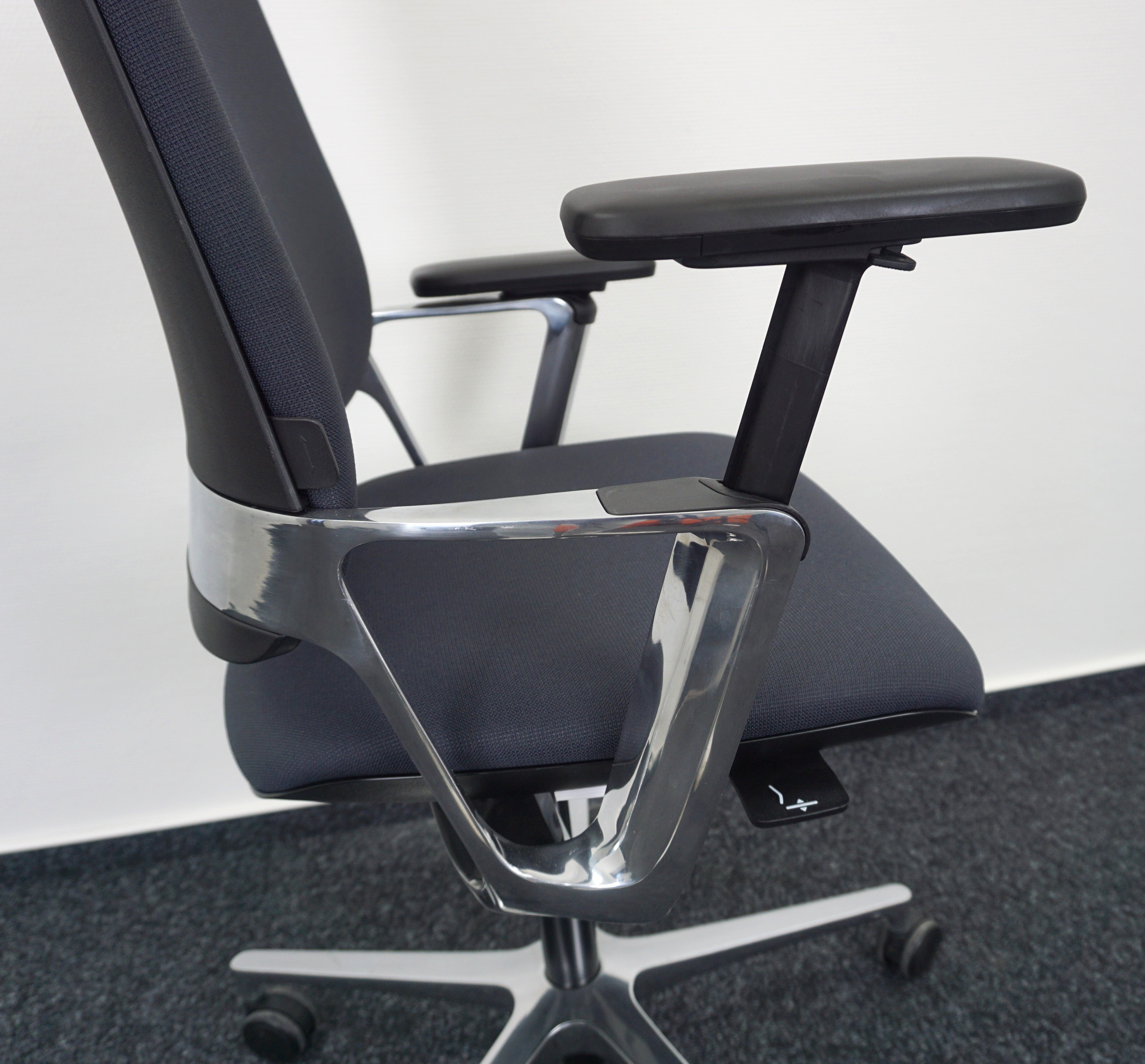 Klöber Connex2 CNX98 Bürodrehstuhl Dunkelgrau Armlehnen