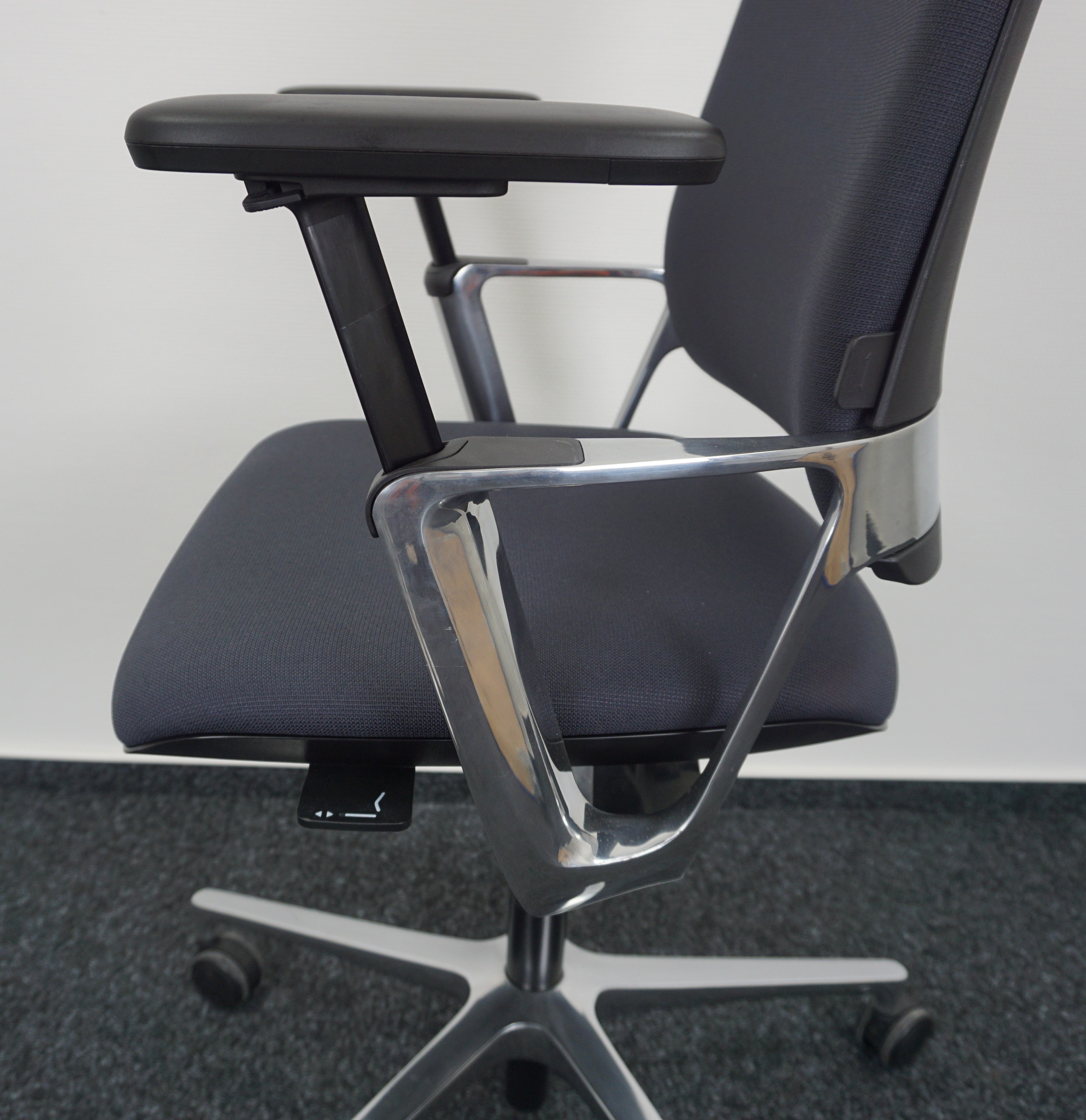 Klöber Connex2 CNX98 Bürodrehstuhl Dunkelgrau Armlehne
