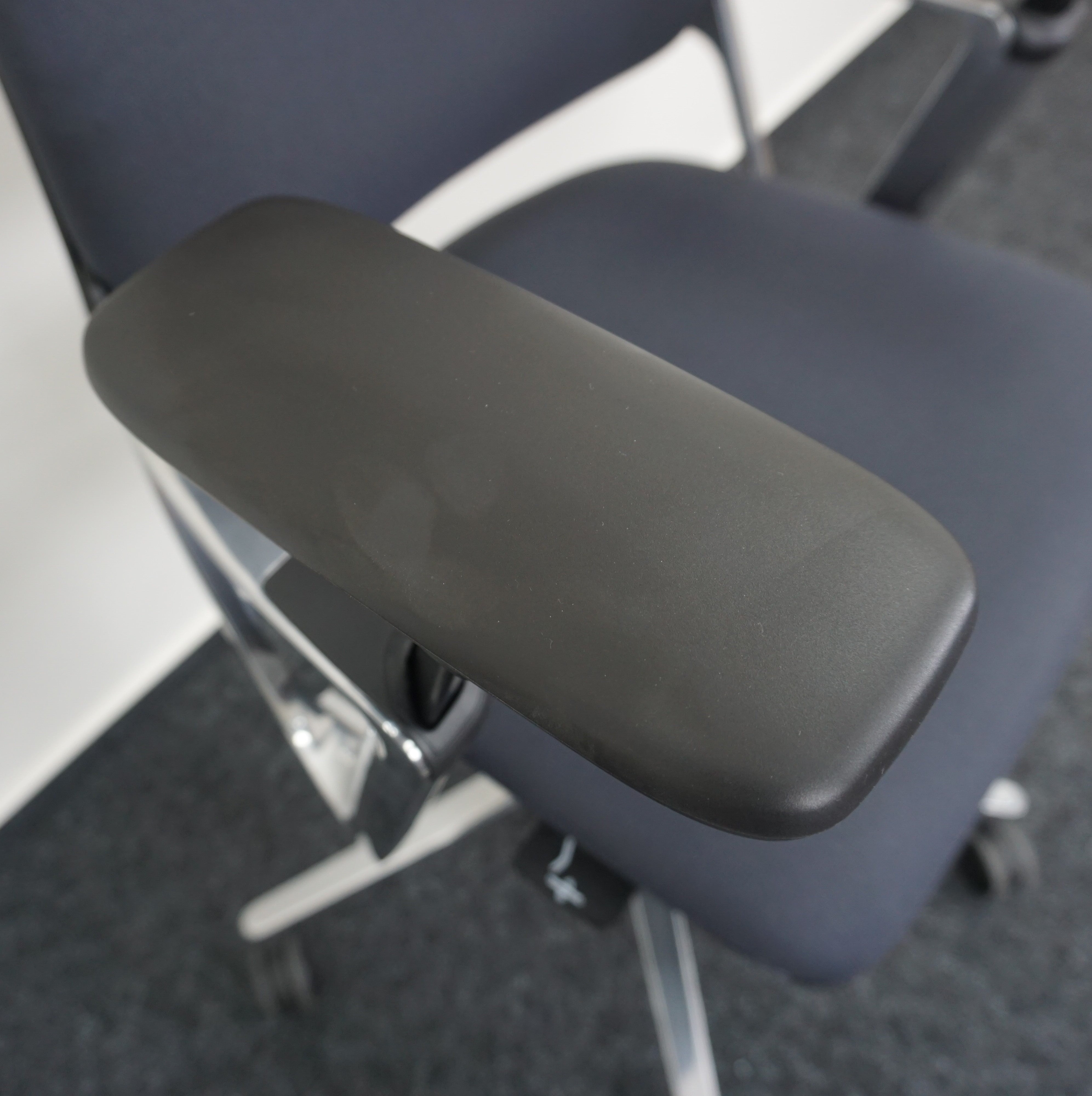 Klöber Connex2 CNX98 Bürodrehstuhl Dunkelgrau Armlehne