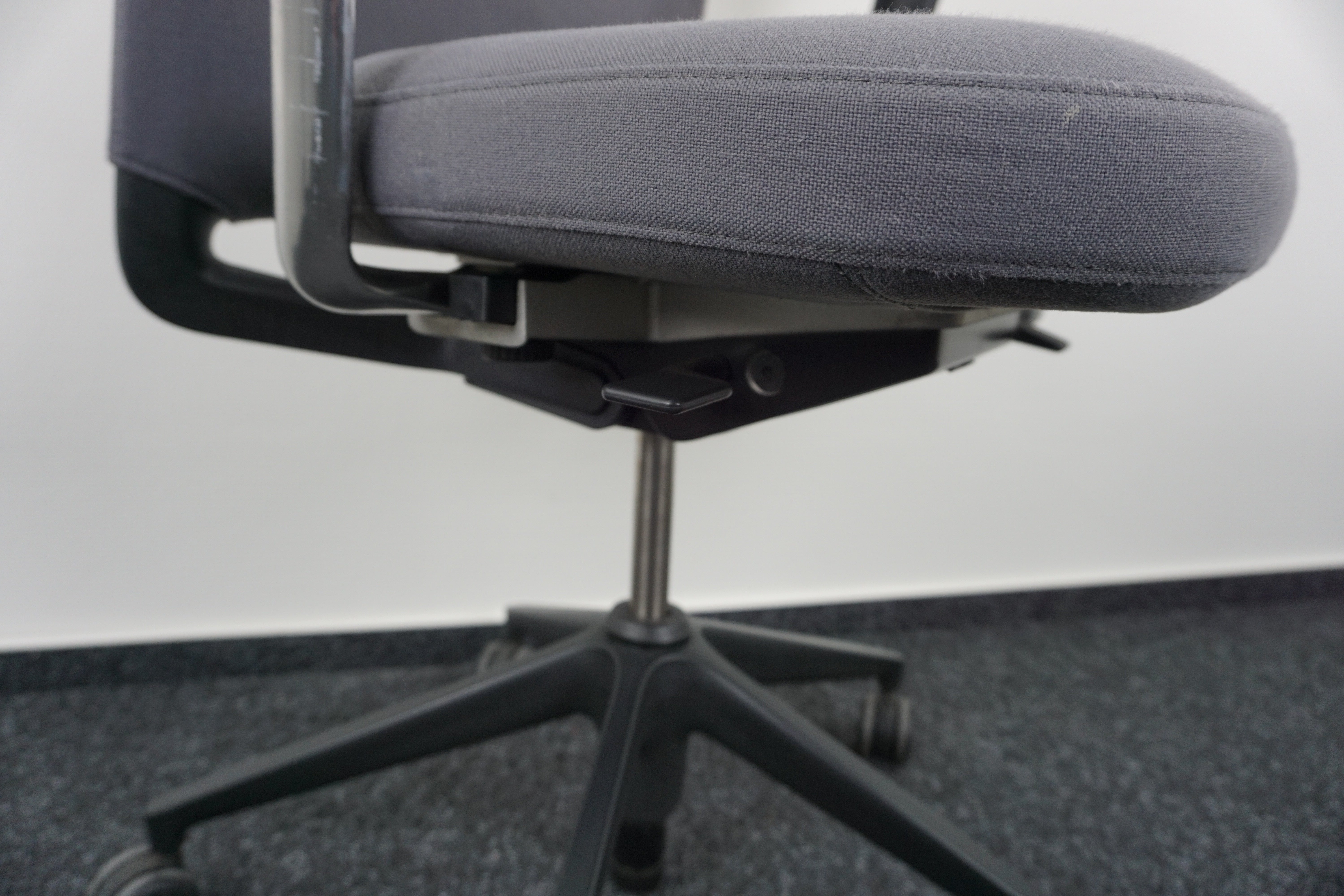 Vitra ID Trim L Bürodrehstuhl Grau-Schwarz Einstellungsmöglichkeiten