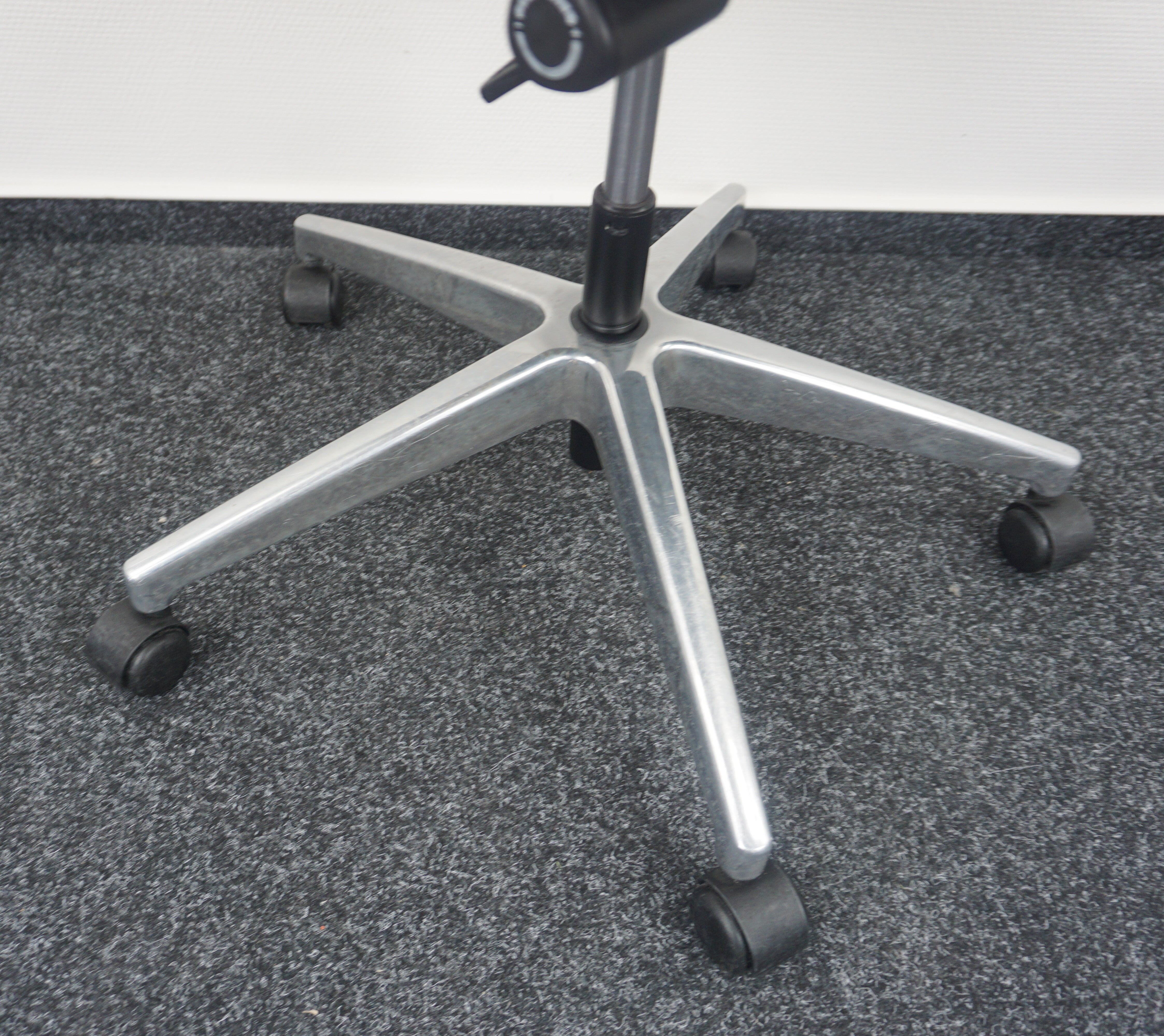 Interstuhl Se7en Bürodrehstuhl Fußdrehkreuz