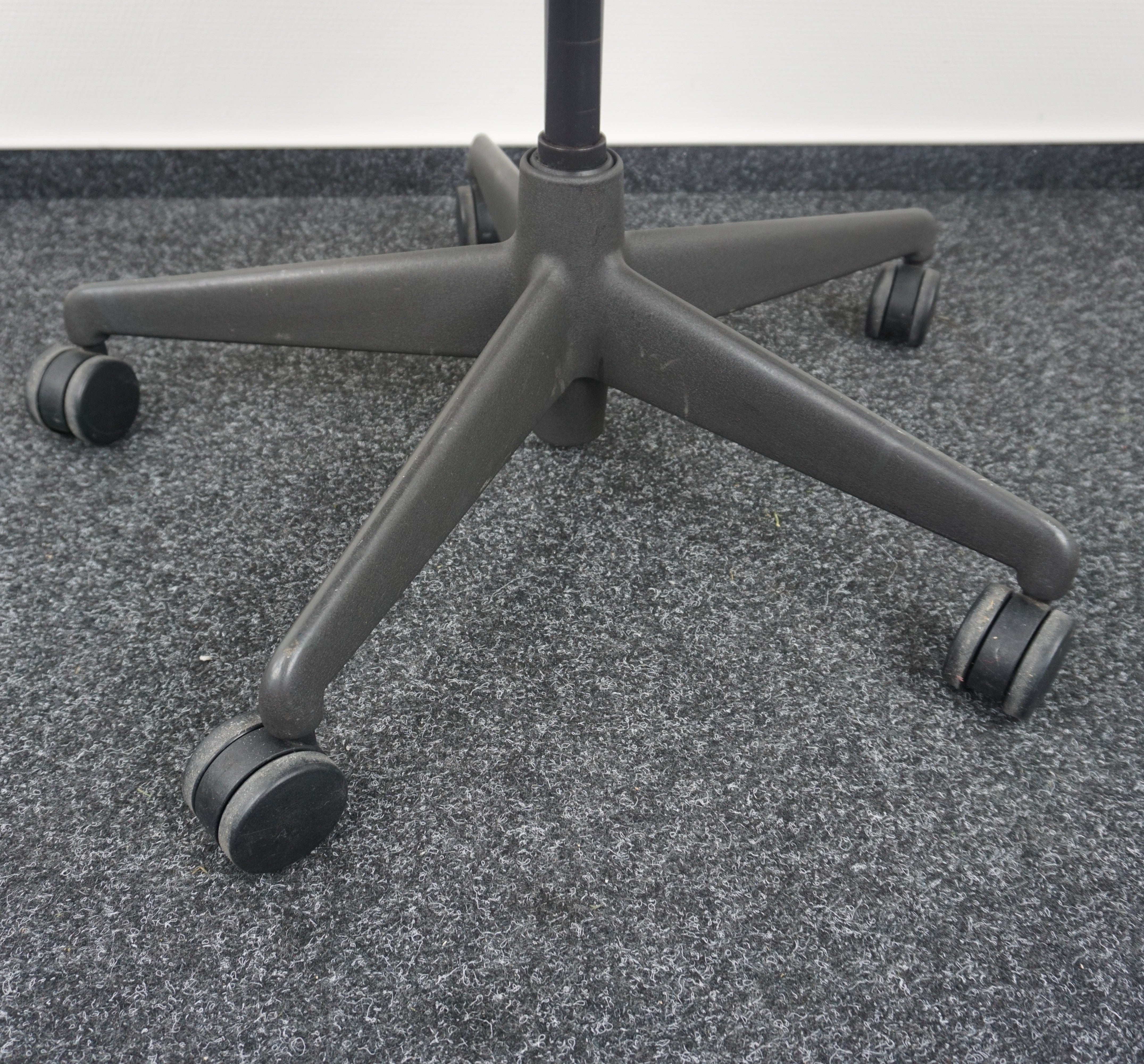 Herman Miller Mirra 1 Bürostuhl Fußdrehkreuz