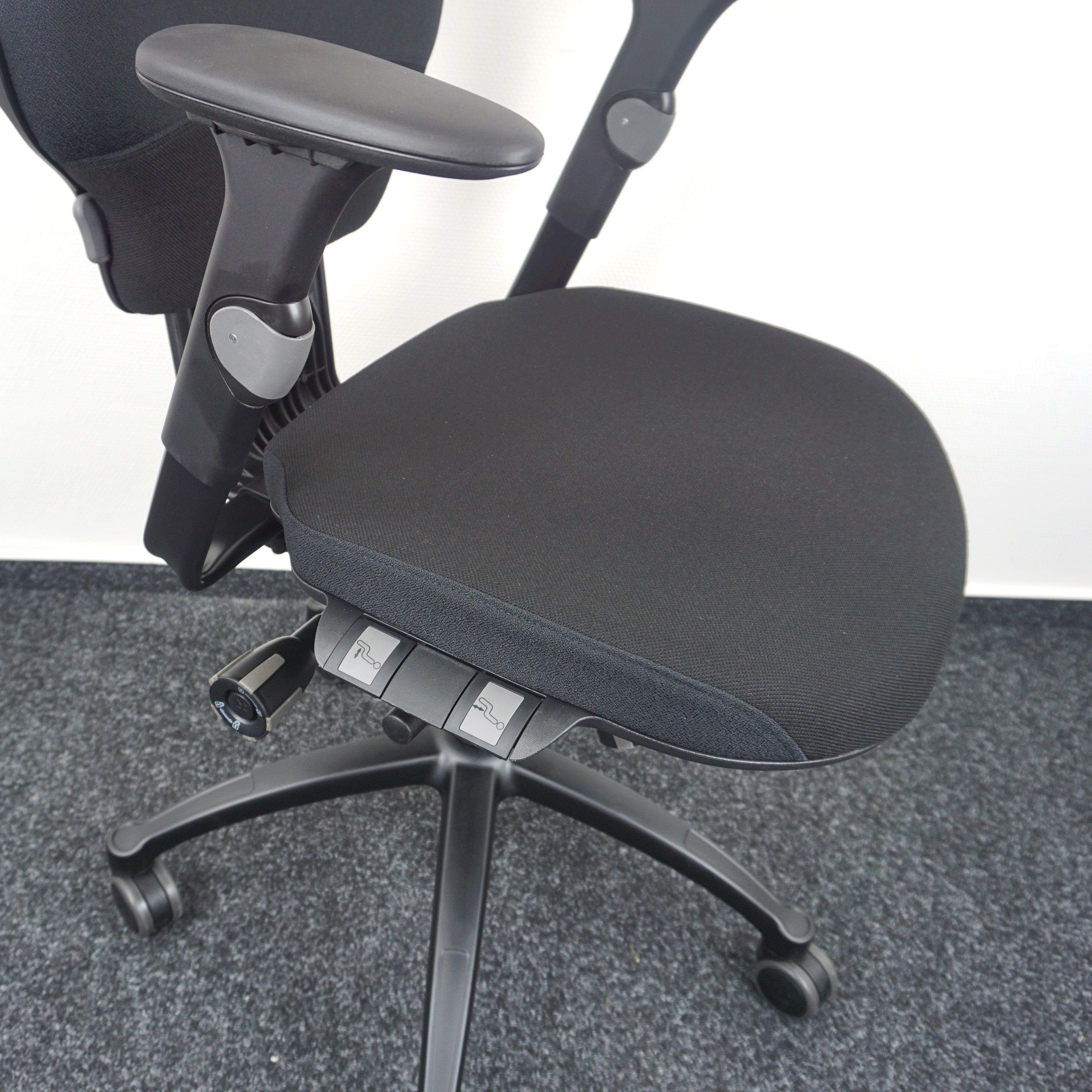 RH Extend 100 Ergonomischer Bürodrehstuhl Schwarz Sitz