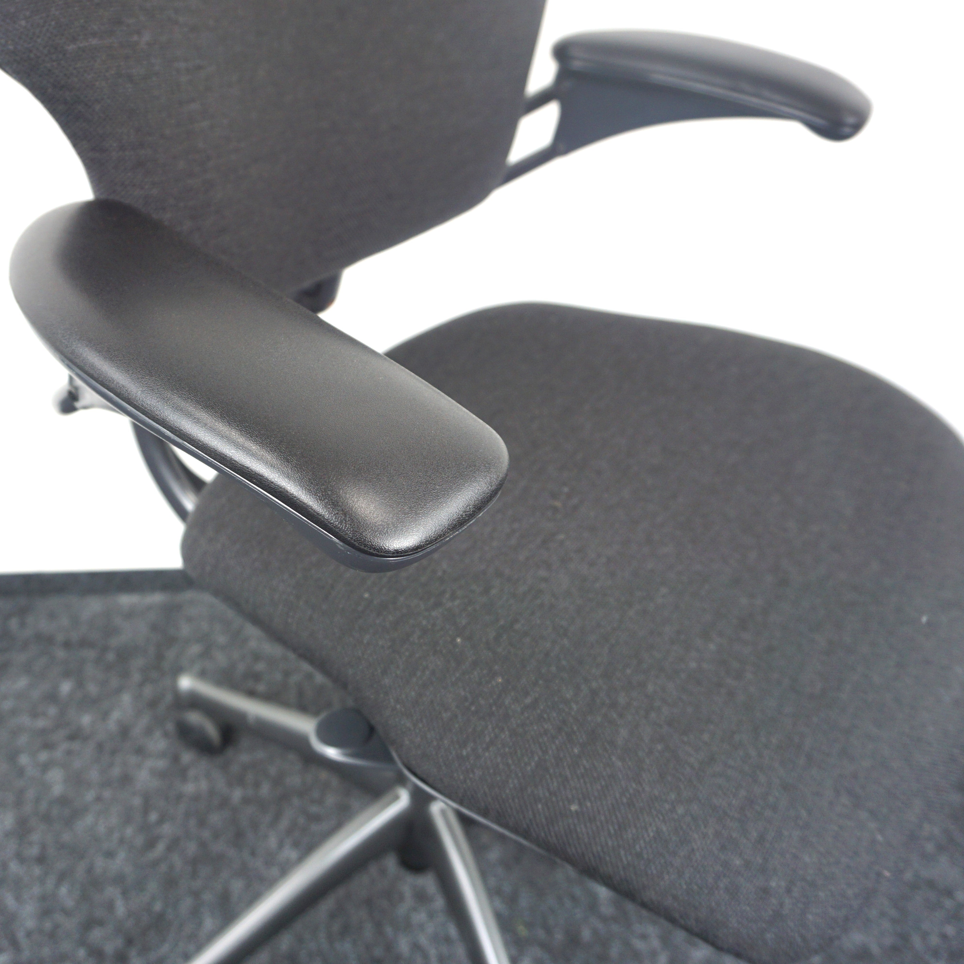 Humanscale Freedom Bürostuhl Dunkelgrau Armlehnen in Schwarz