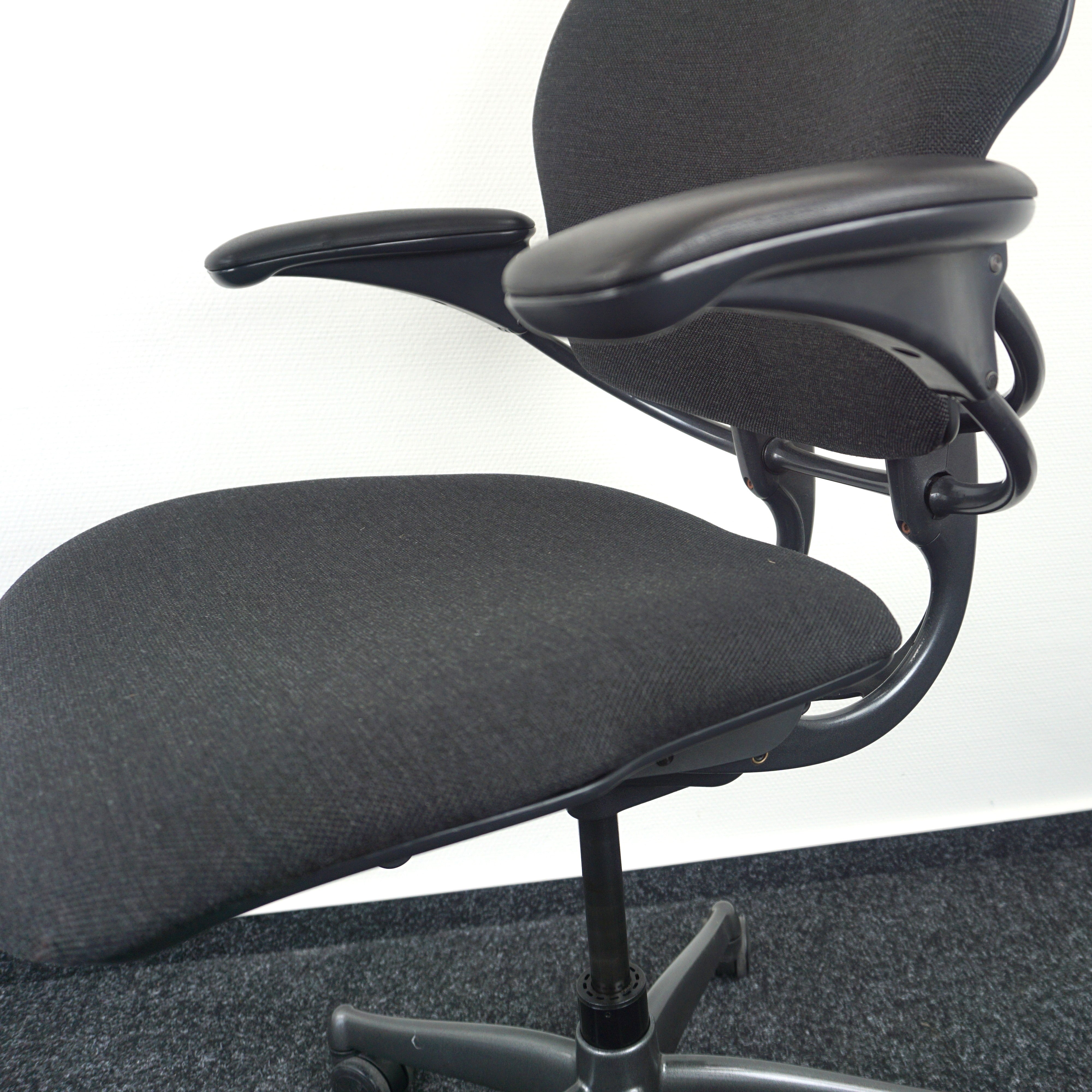 Humanscale Freedom Bürostuhl Dunkelgrau