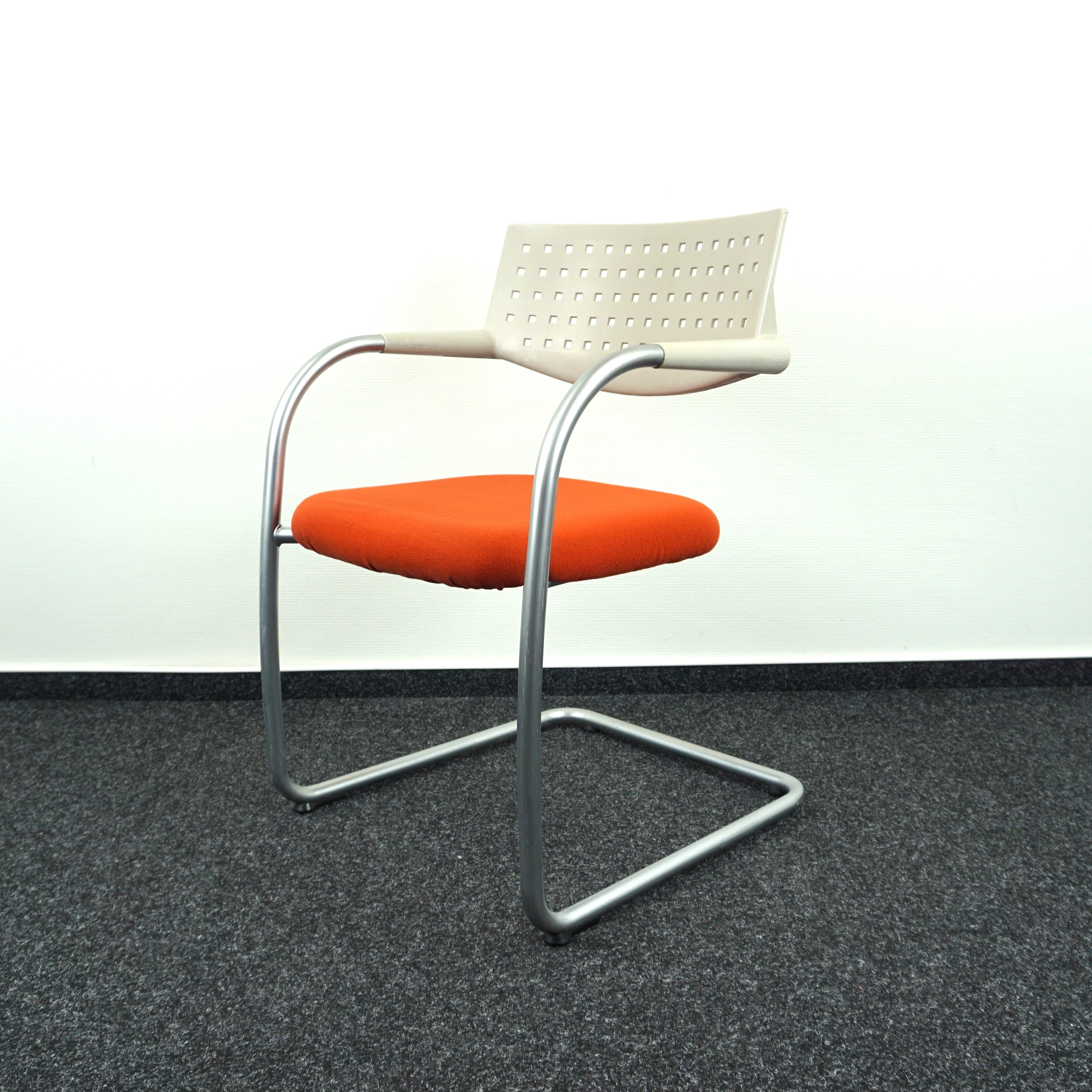 Vitra Visavis Design Konferenzstuhl Creme-Orange mit grauem Gestell Seitenansicht