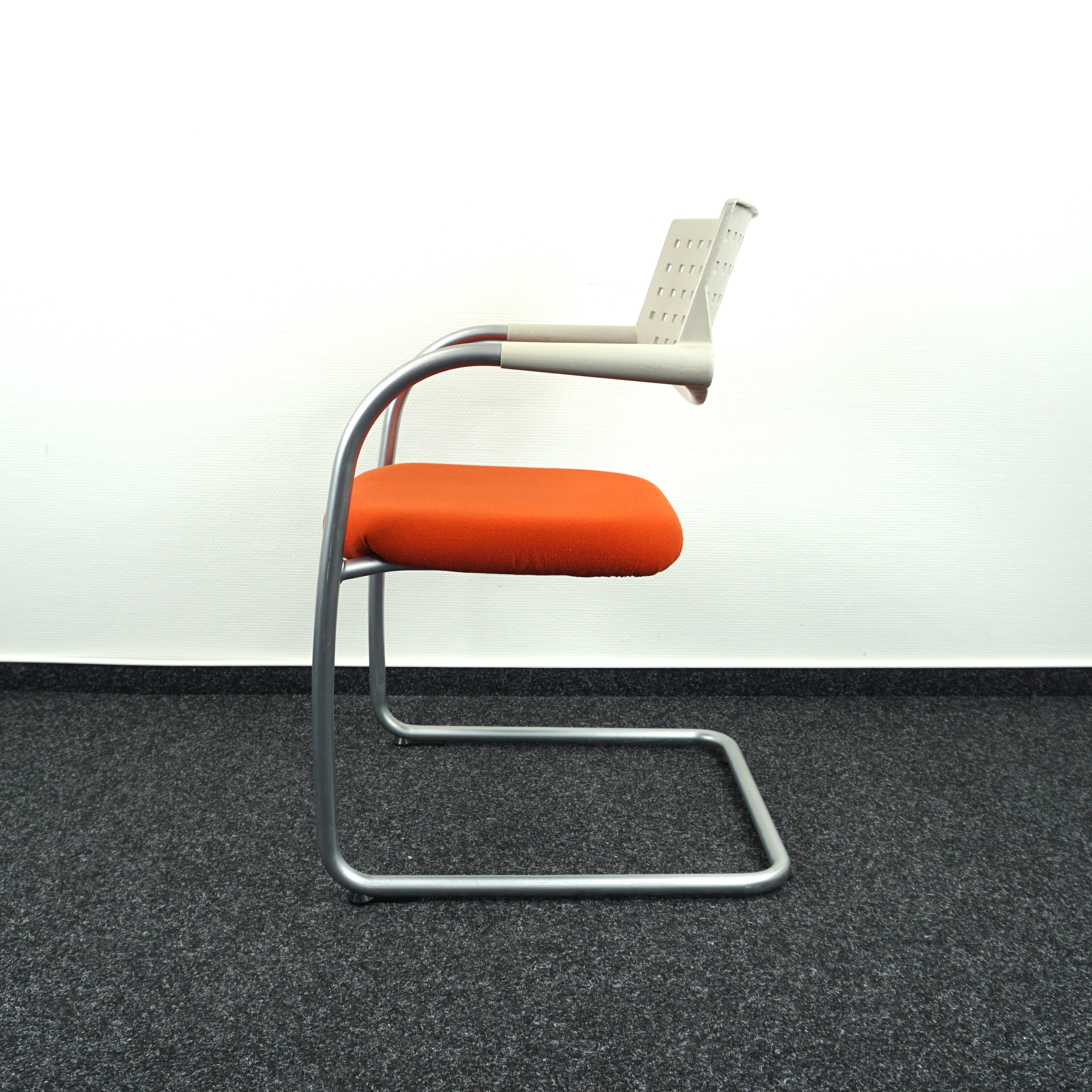 Vitra Visavis Design Konferenzstuhl Creme-Orange mit grauem Gestell Seitenansicht