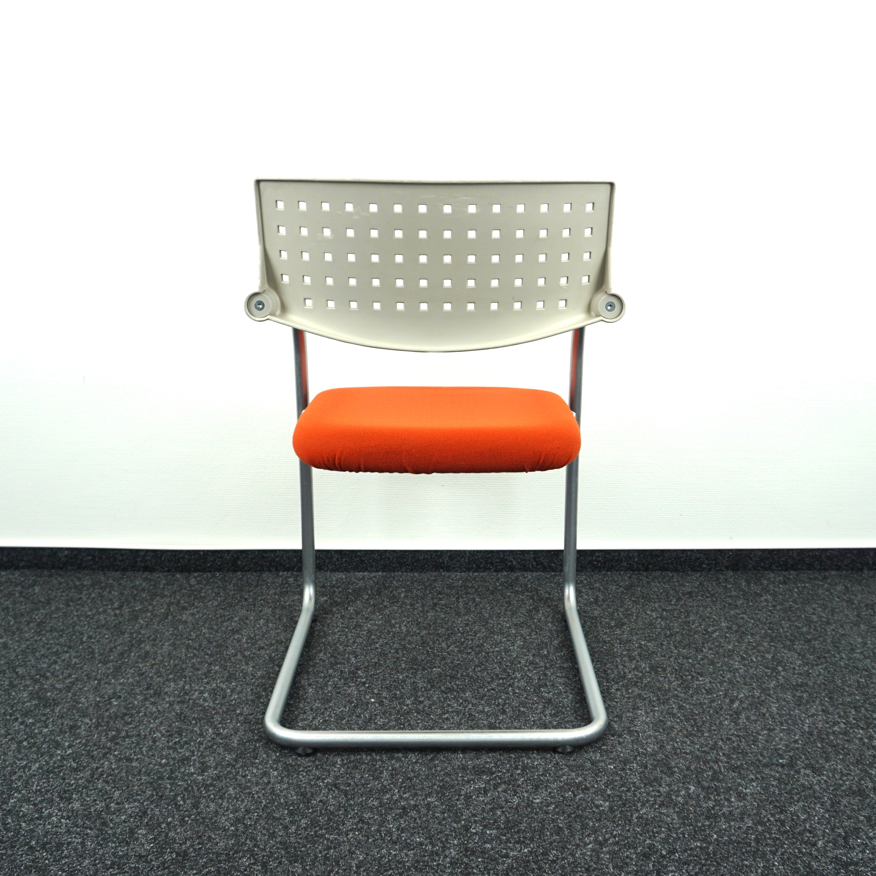 Vitra Visavis Design Konferenzstuhl Creme-Orange mit grauem Gestell Rückenansicht