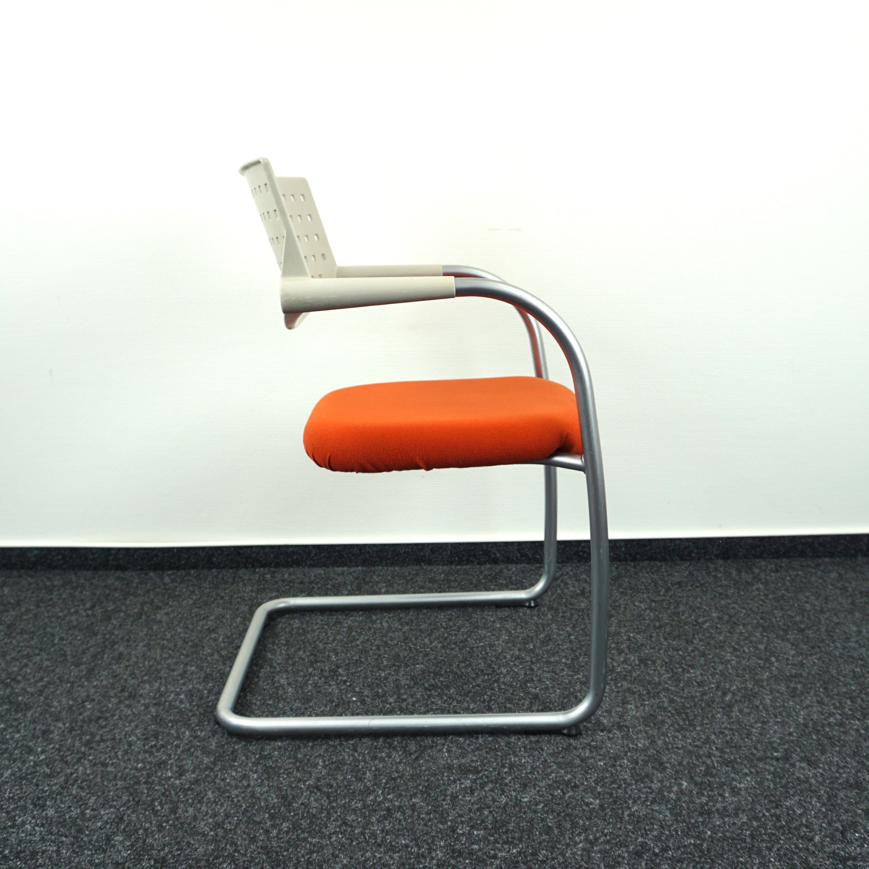 Vitra Visavis Design Konferenzstuhl Creme-Orange mit grauem Gestell Seitenansicht