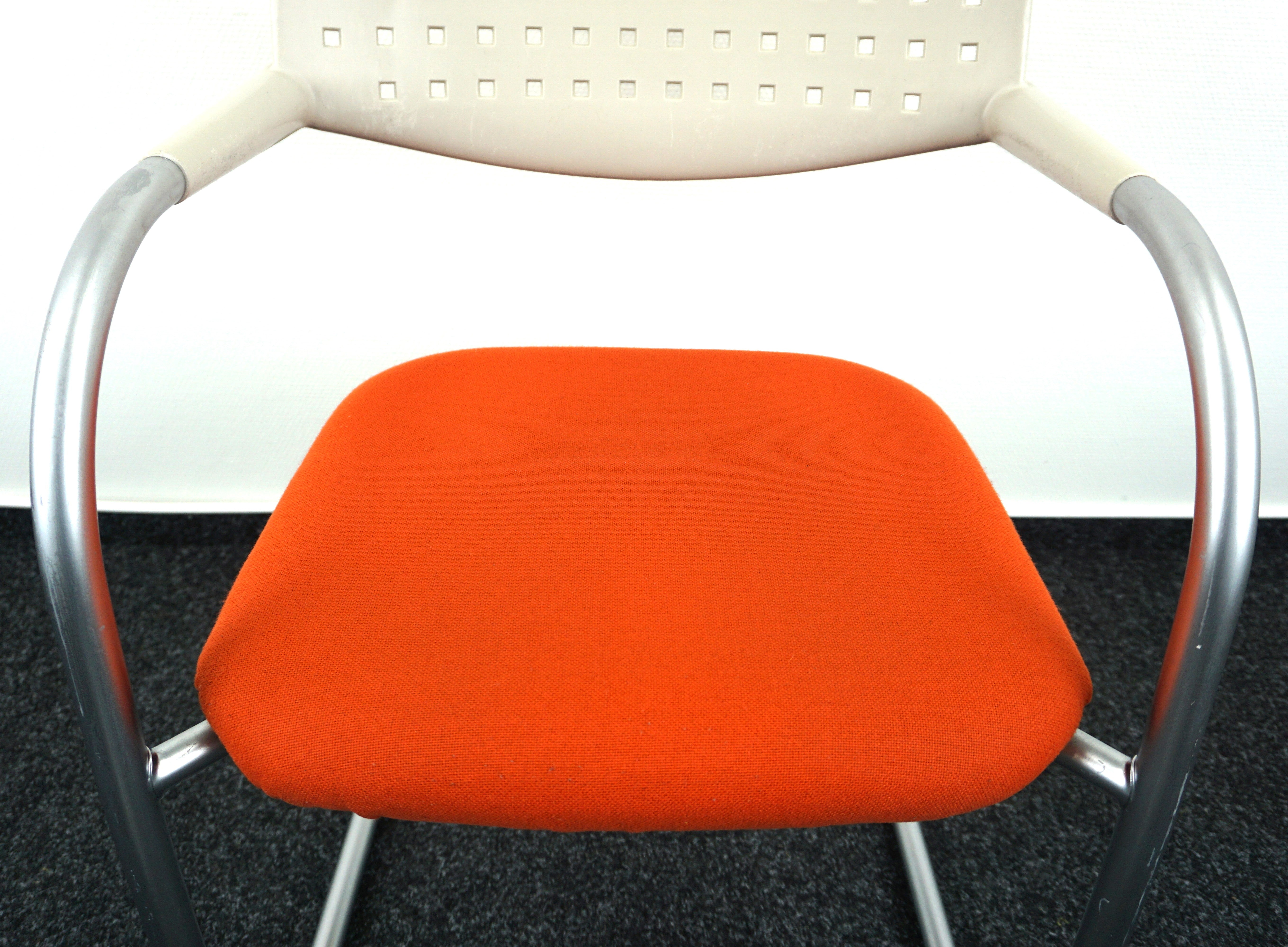 Vitra Visavis Design Konferenzstuhl Creme-Orange mit grauem Gestell Sitz