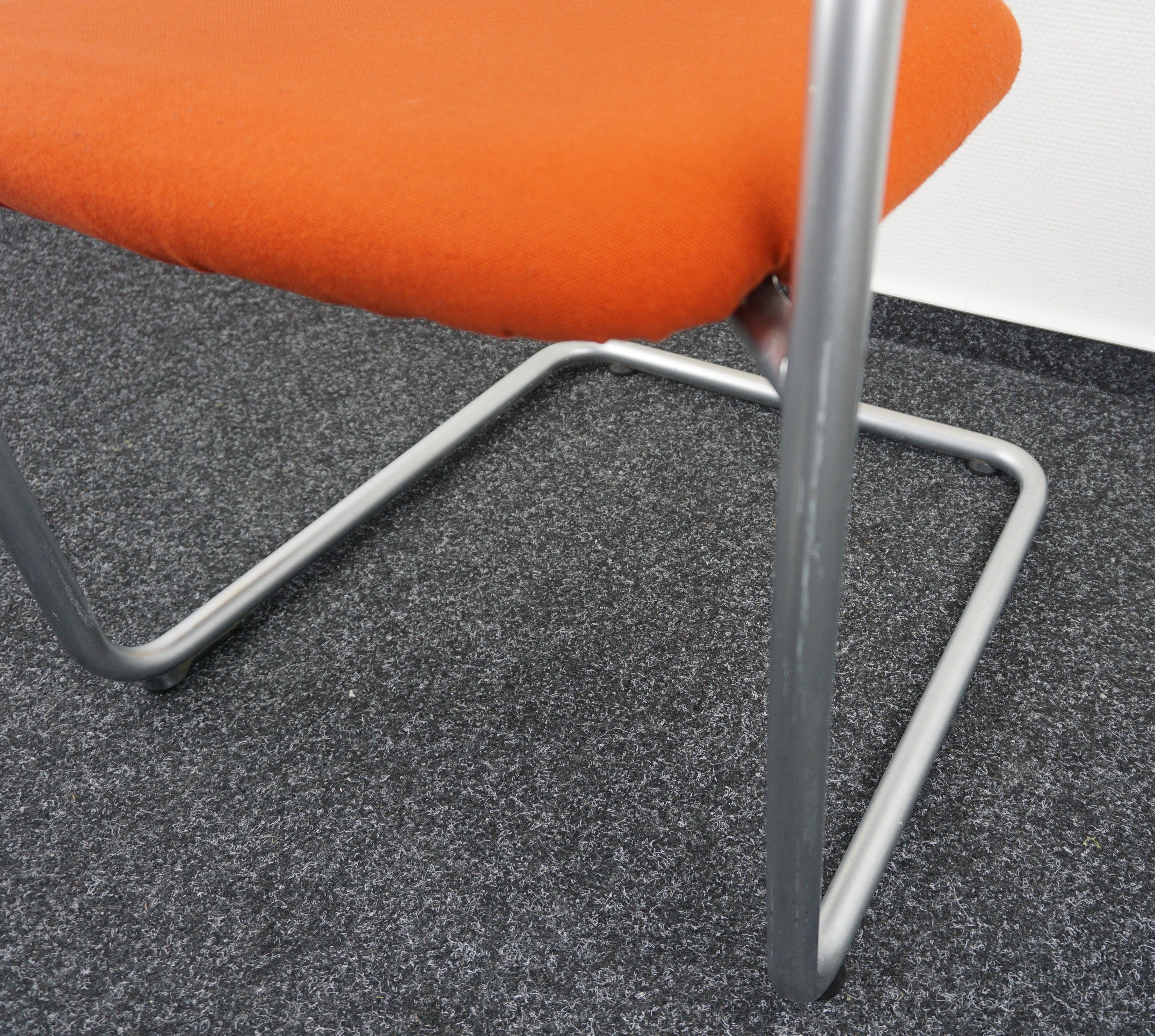 Vitra Visavis Design Konferenzstuhl Creme-Orange mit grauem Gestell Fußgestell