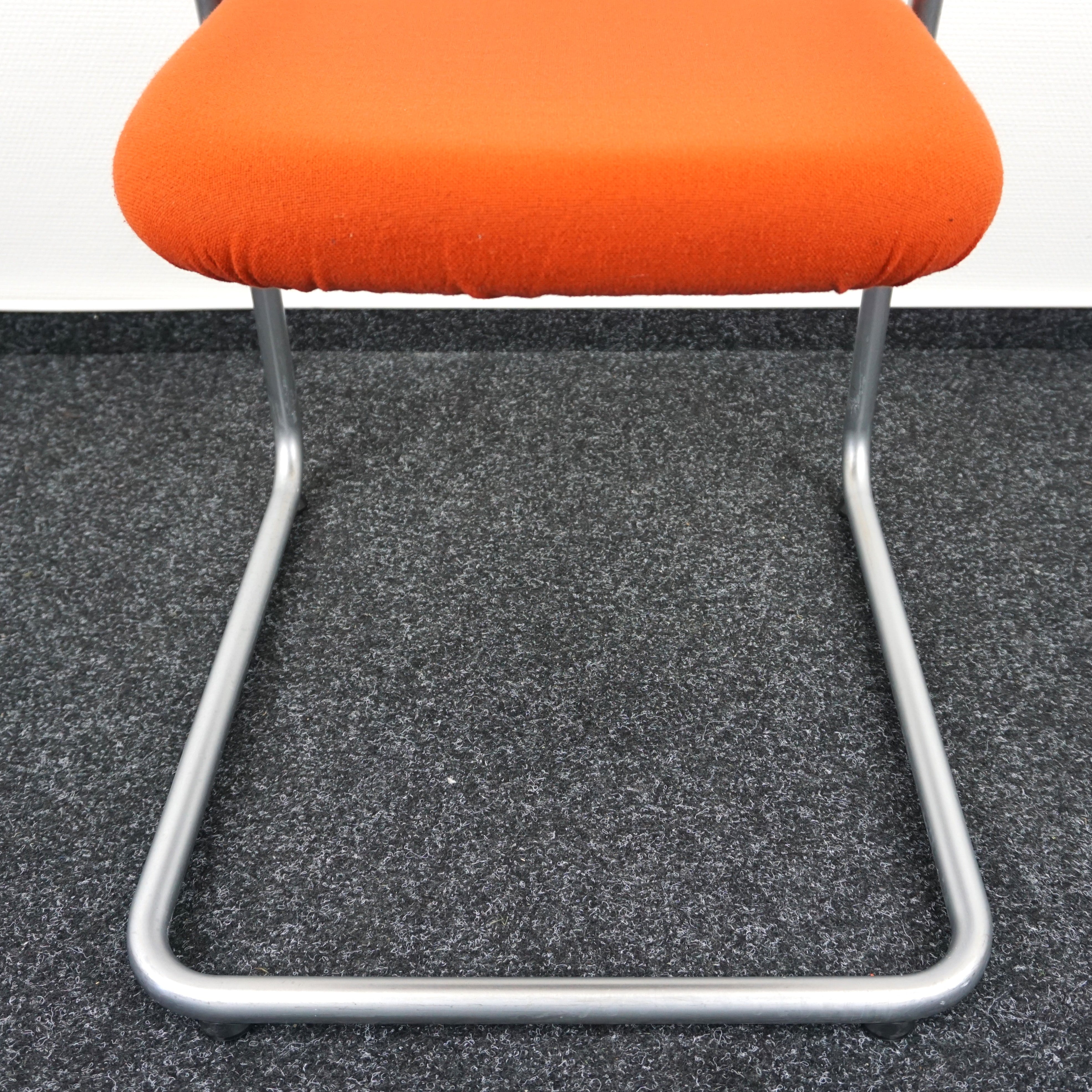Vitra Visavis Design Konferenzstuhl Creme-Orange mit grauem Gestell