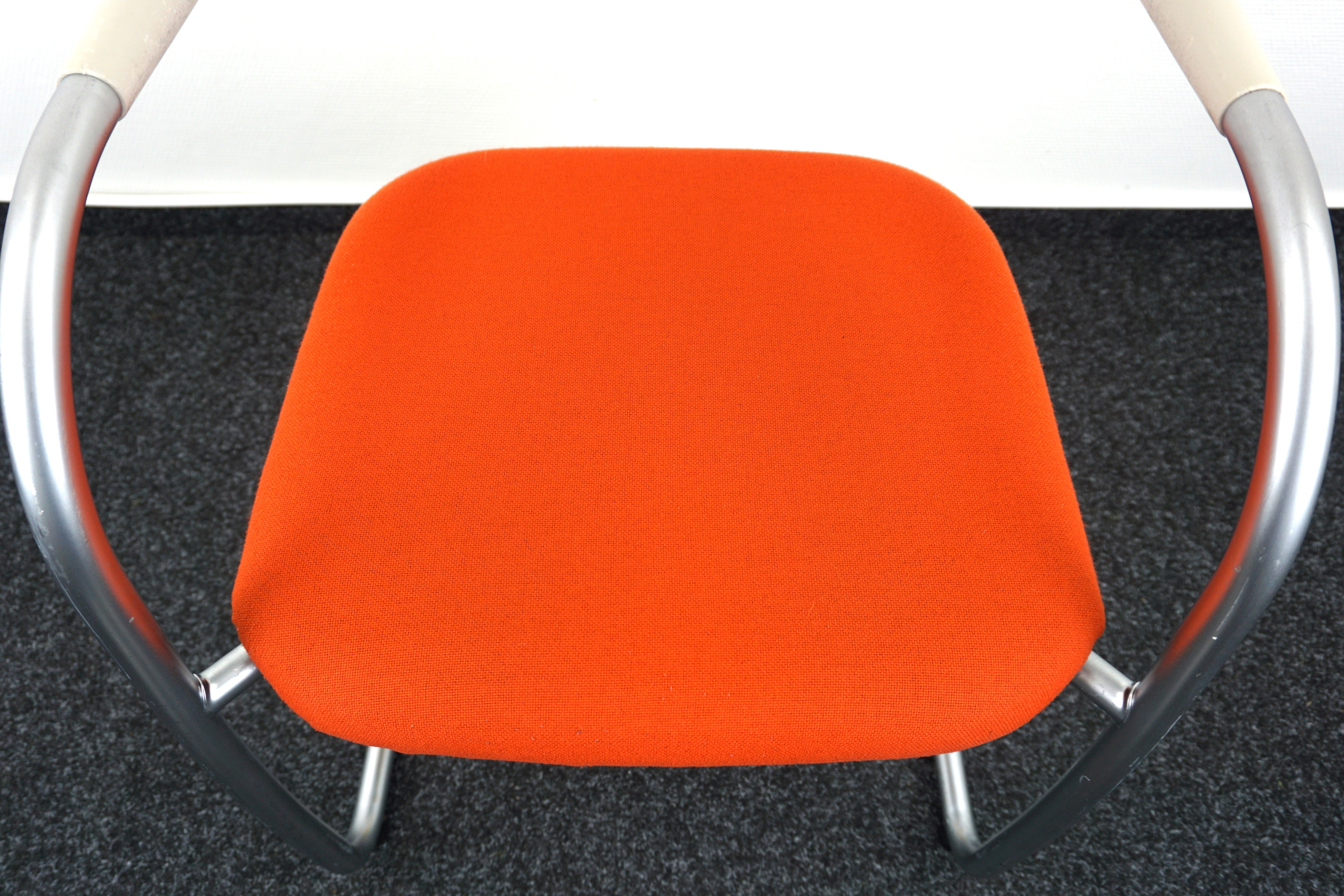 Vitra Visavis Design Konferenzstuhl Creme-Orange mit grauem Gestell Sitzpolsterung