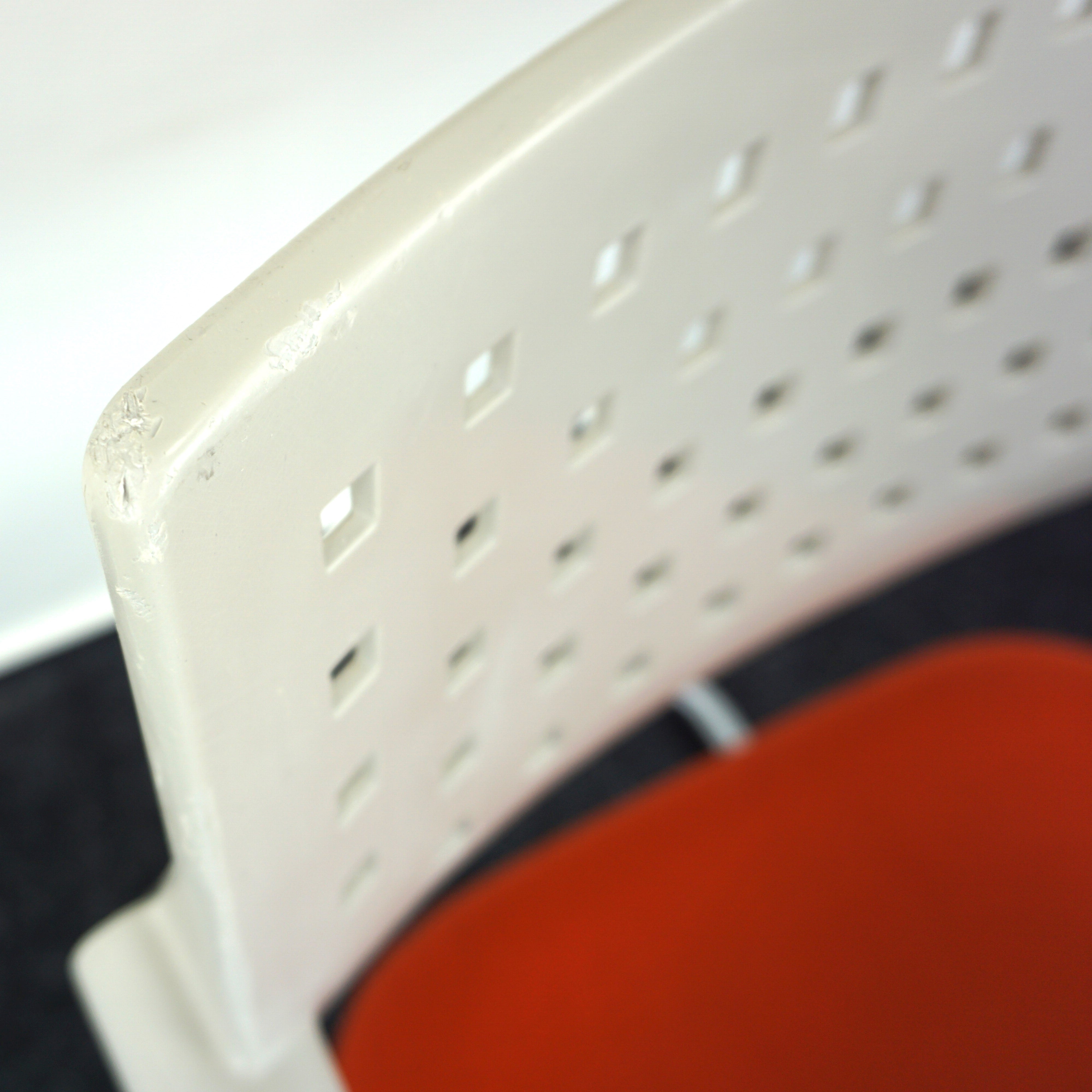 Vitra Visavis Design Konferenzstuhl Creme-Orange mit grauem Gestell Rückenlehne