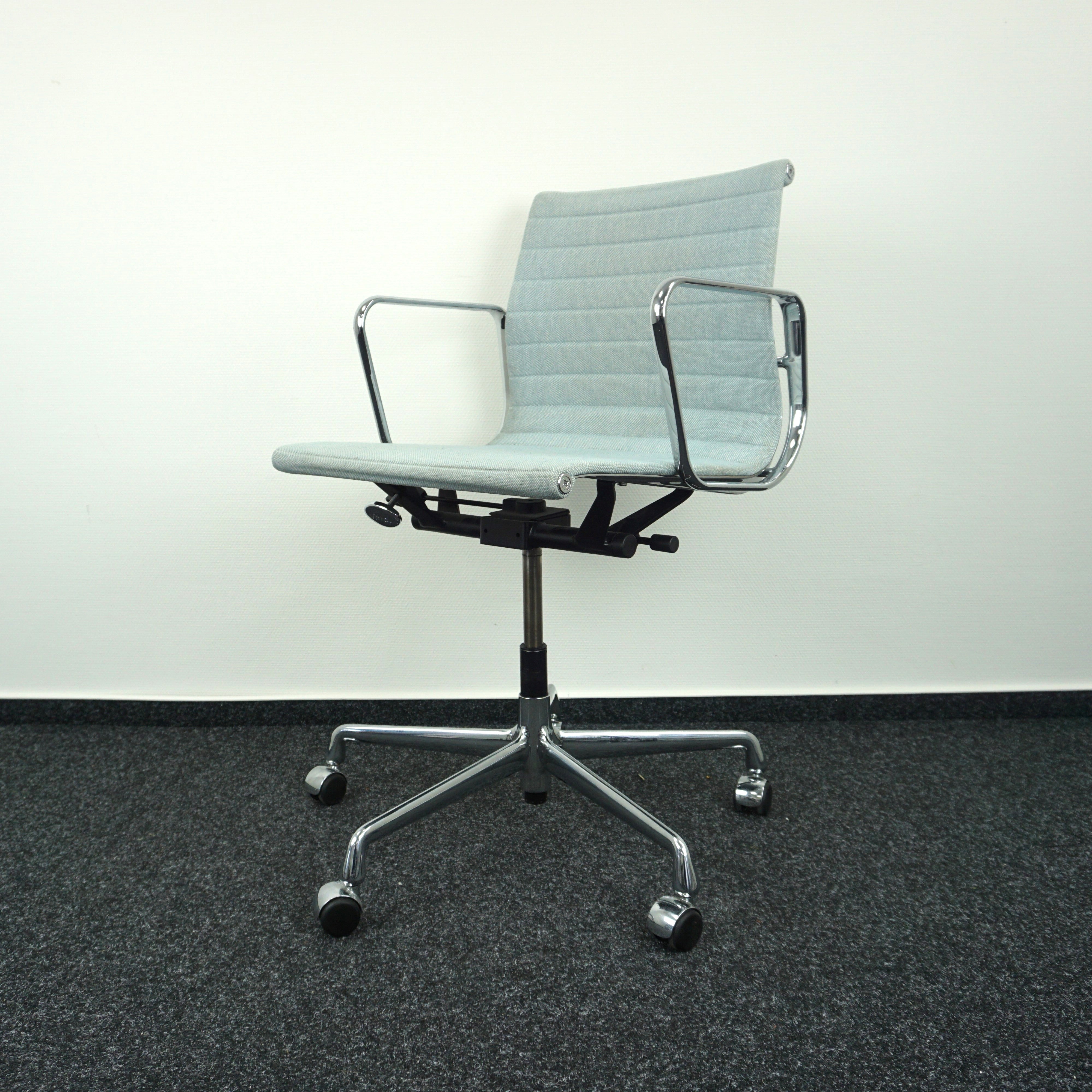 Vitra Aluminium Chair EA 117 Designstuhl Mintgrün Seitenansicht