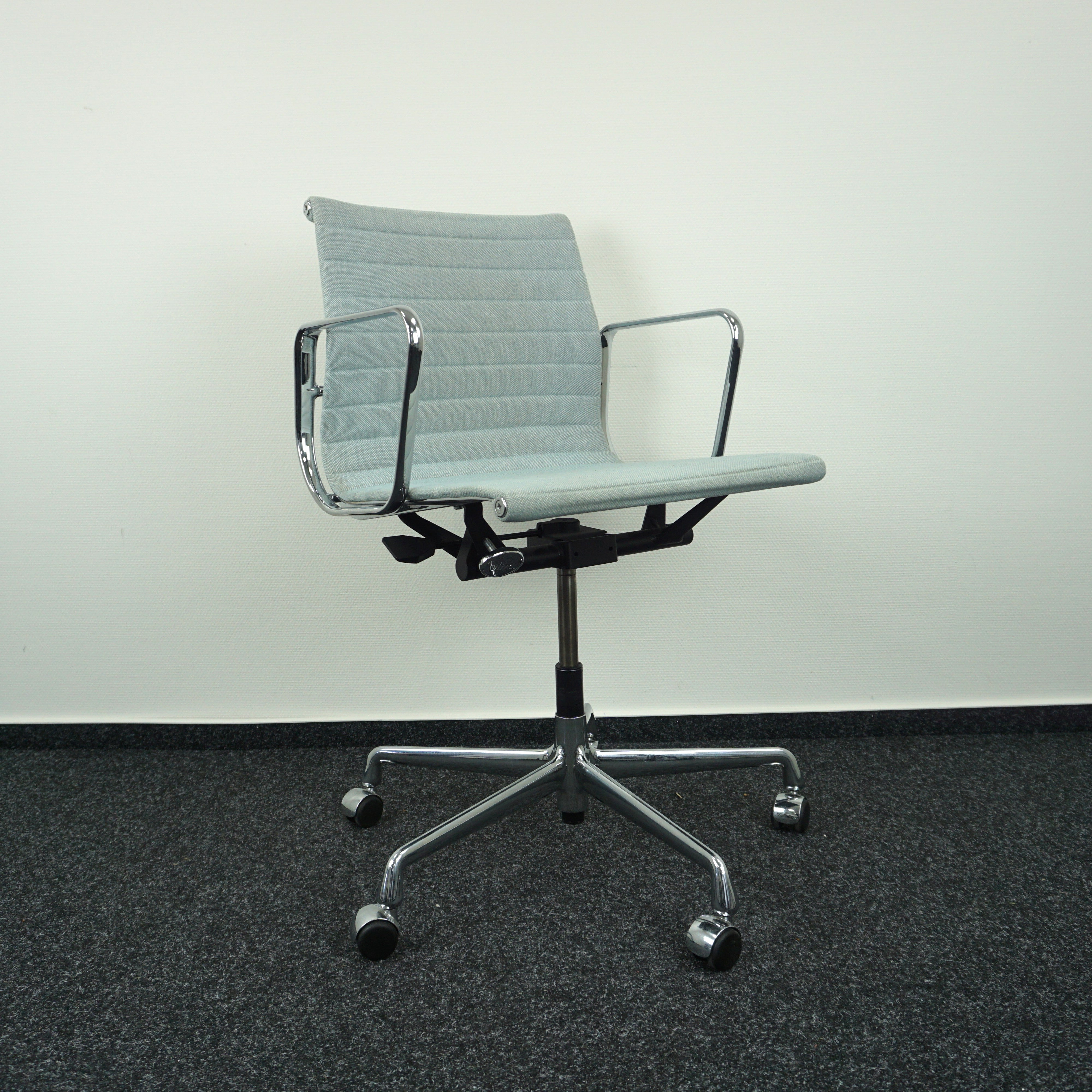 Vitra Aluminium Chair EA 117 Designstuhl Hellblau