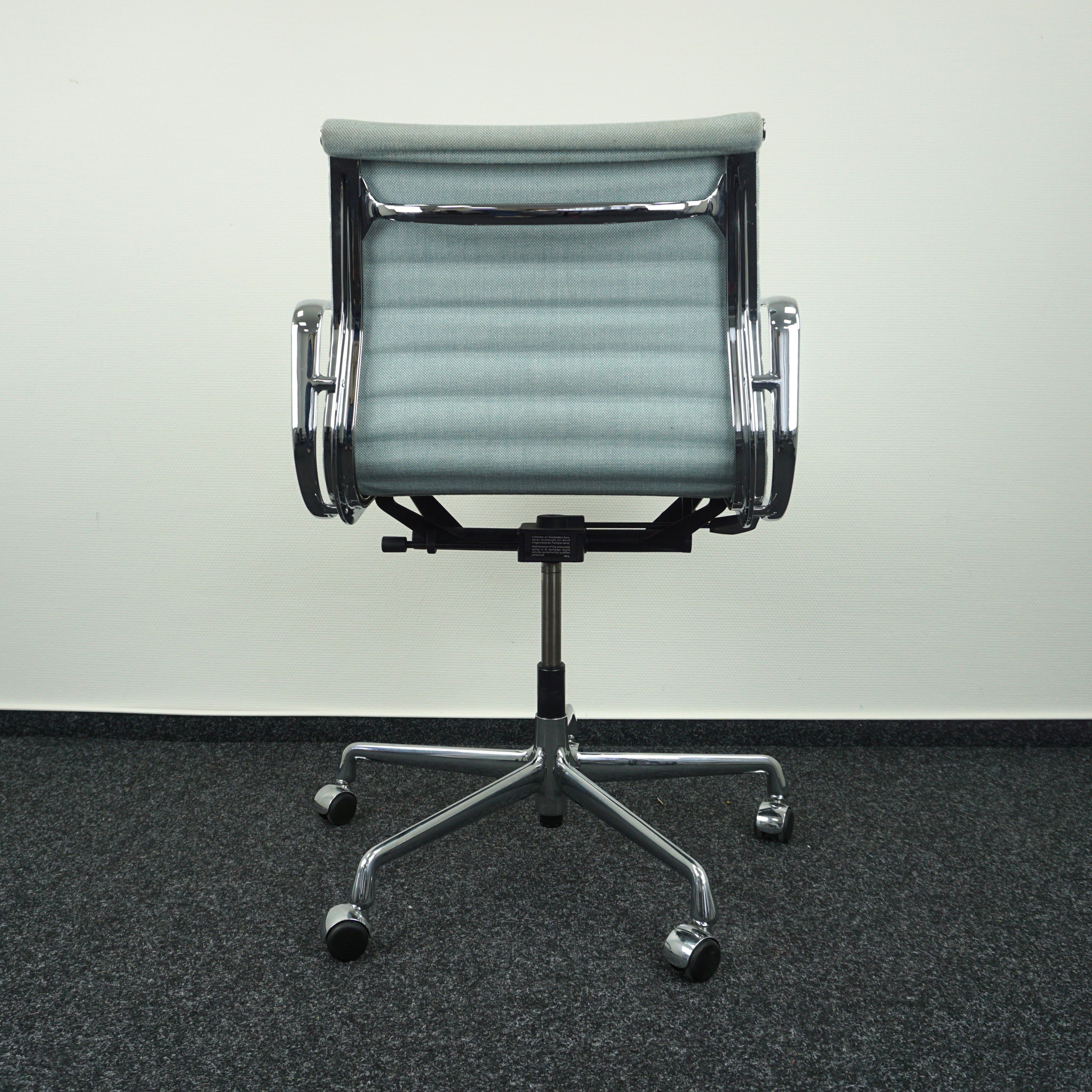 Vitra Aluminium Chair EA 117 Designstuhl Rückansicht