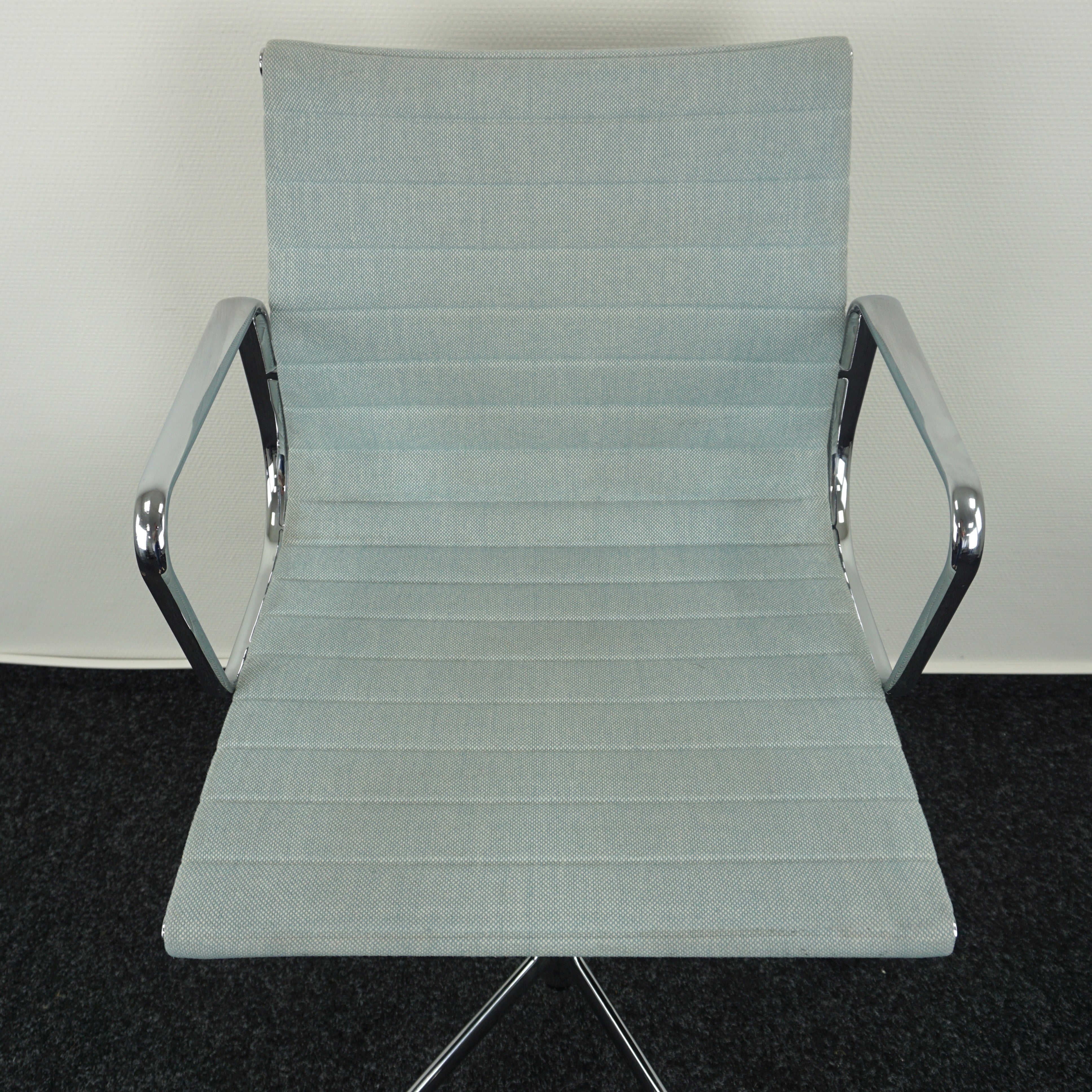 Vitra Aluminium Chair EA 117 Designstuhl Hellblau