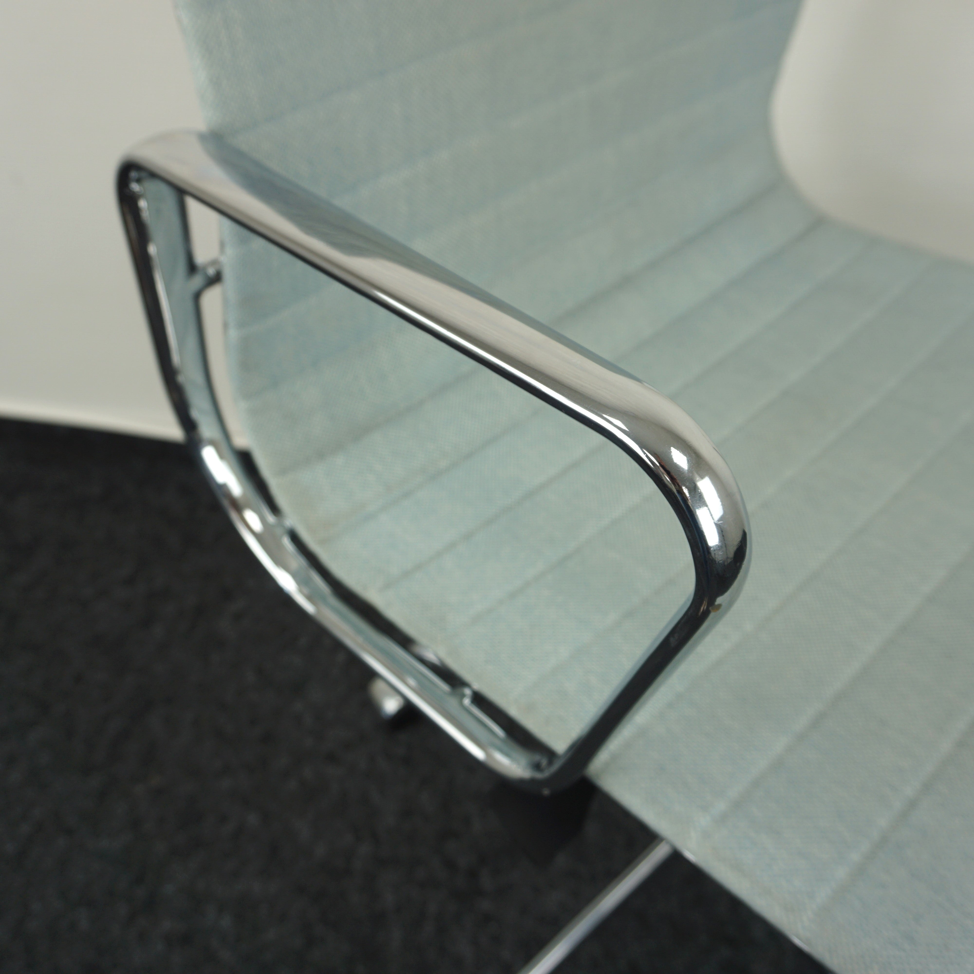 Vitra Aluminium Chair EA 117 Designstuhl Armlehne