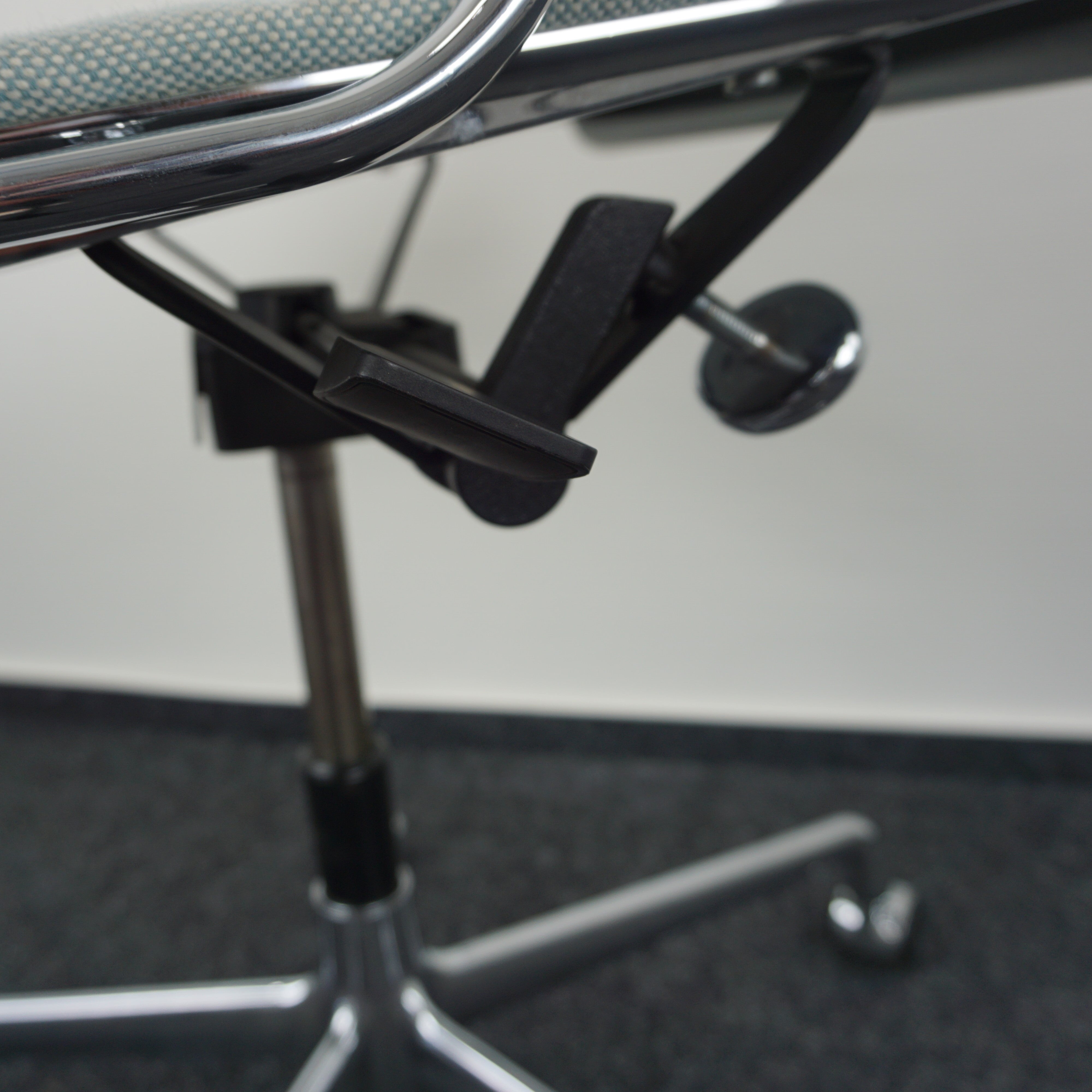 Vitra Aluminium Chair EA 117 Designstuhl