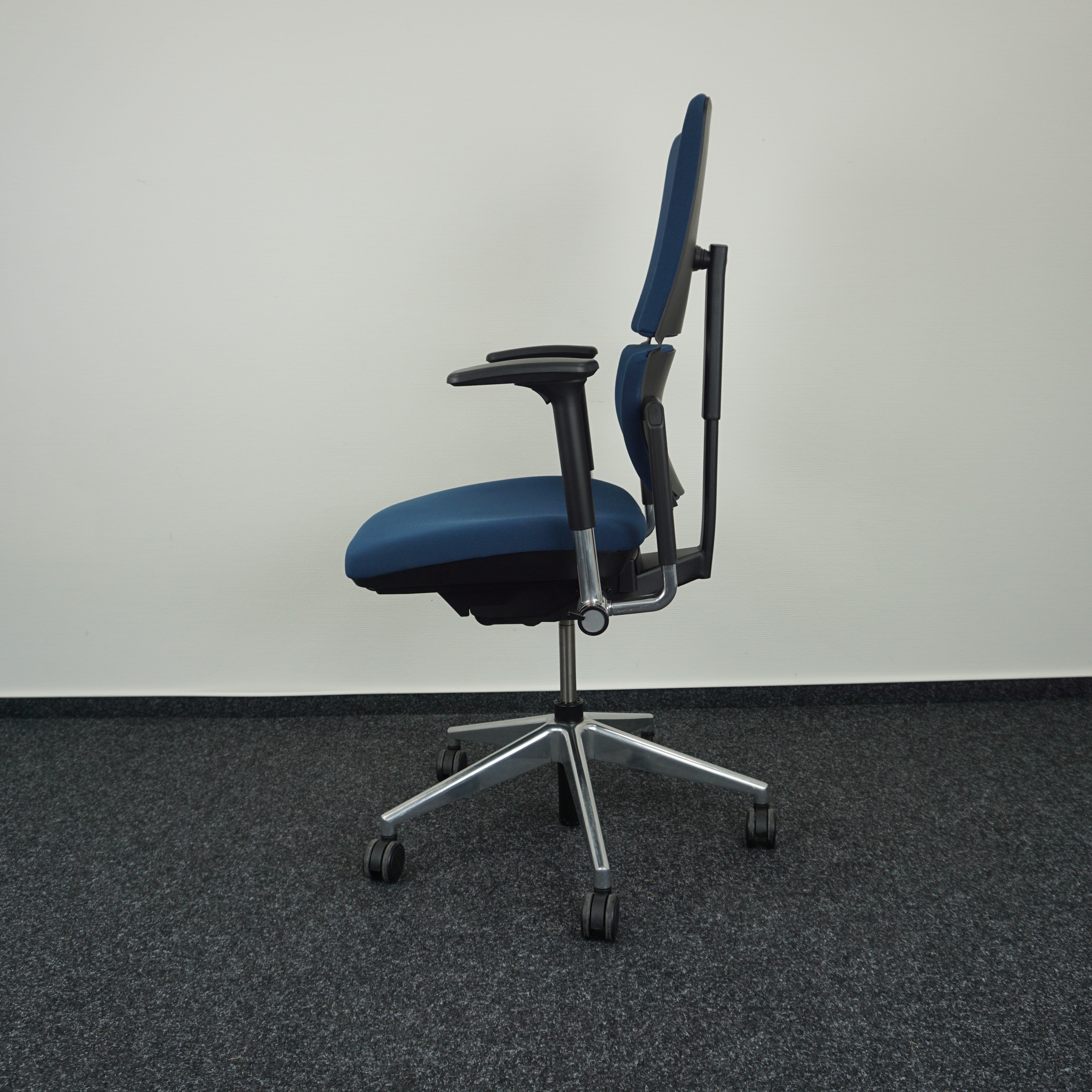 Steelcase Please Bürodrehstuhl Blau Seitenansicht
