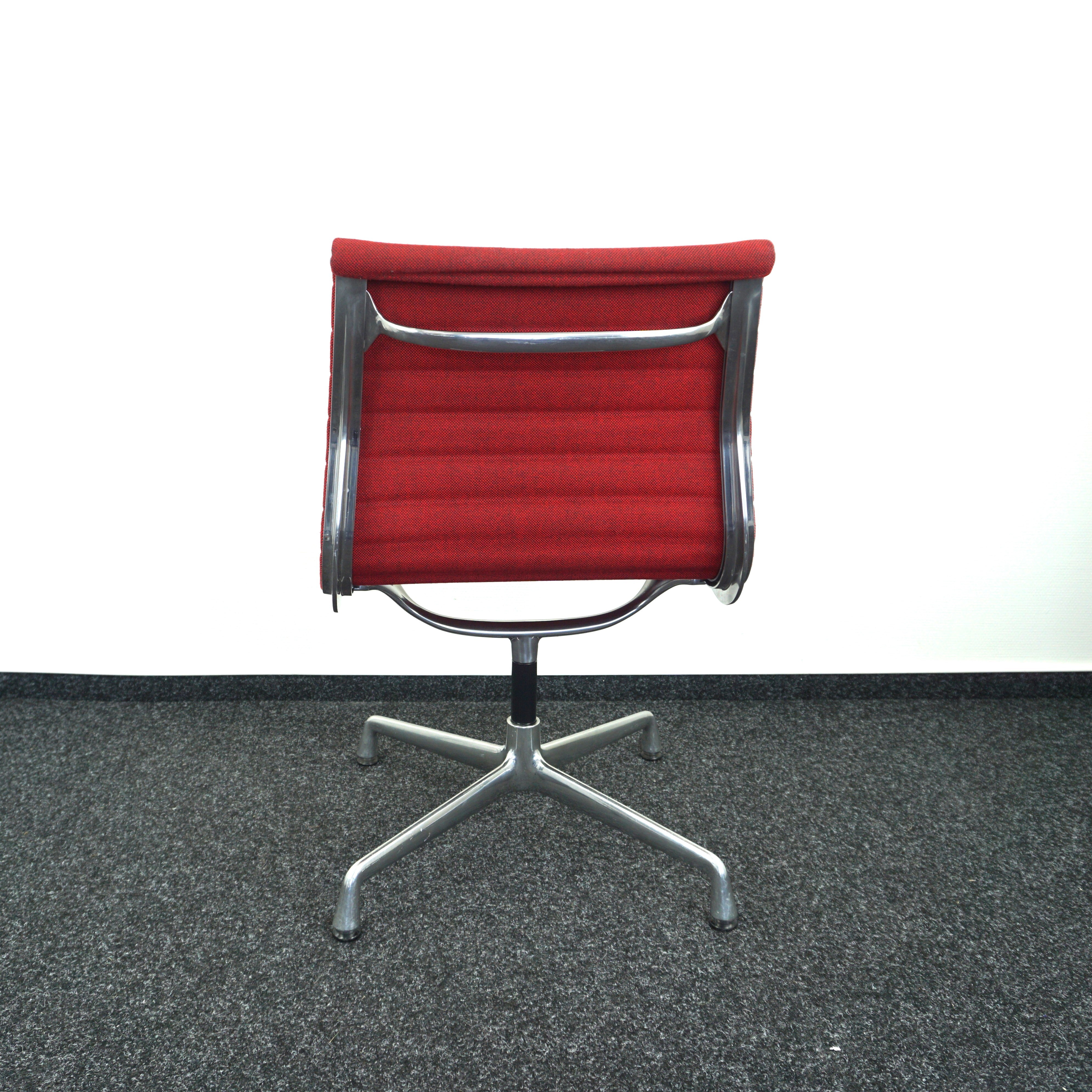 Vitra Aluminium Chair EA 105 Konferenzstuhl Rot Rückenansicht
