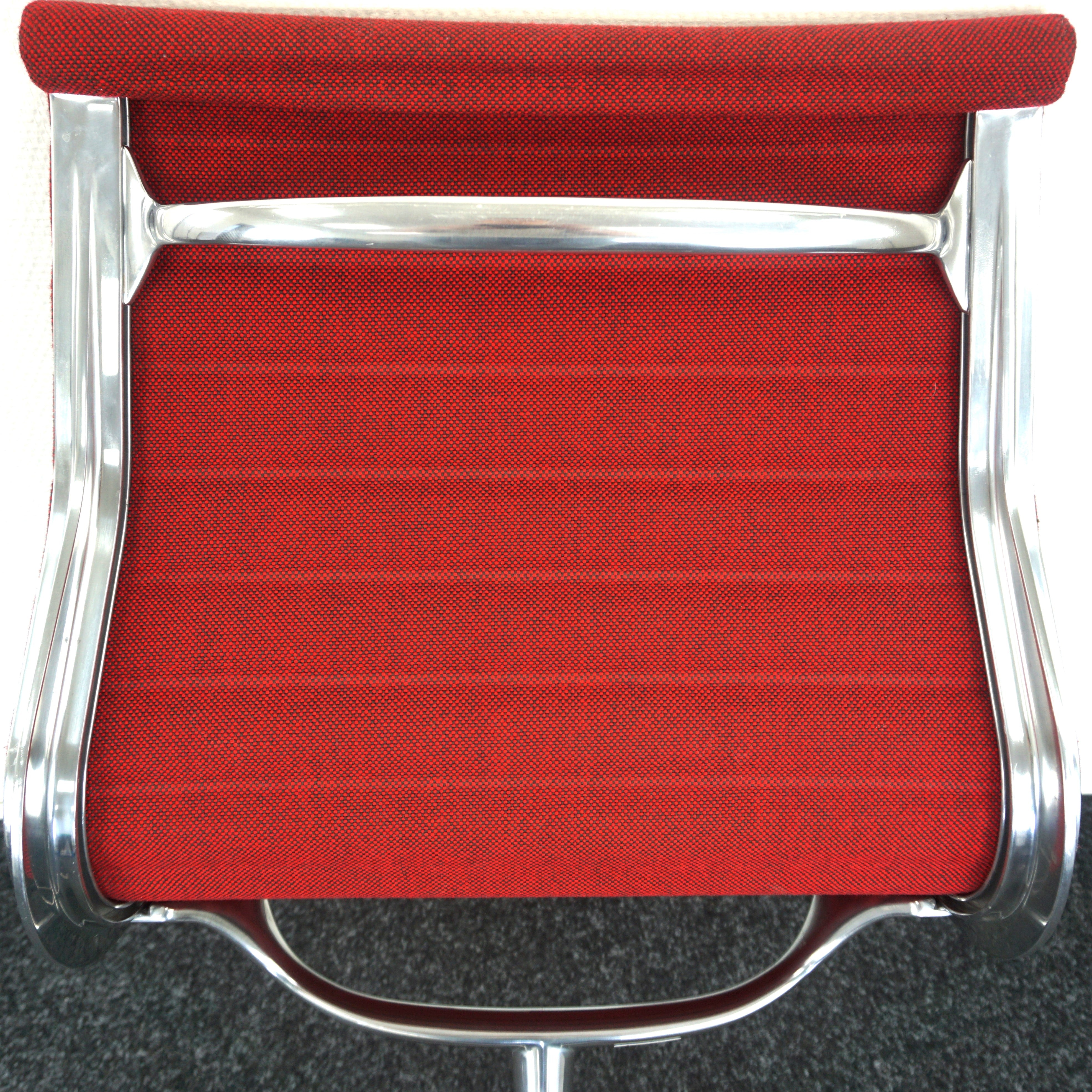 Vitra Aluminium Chair EA 105 Konferenzstuhl Rot