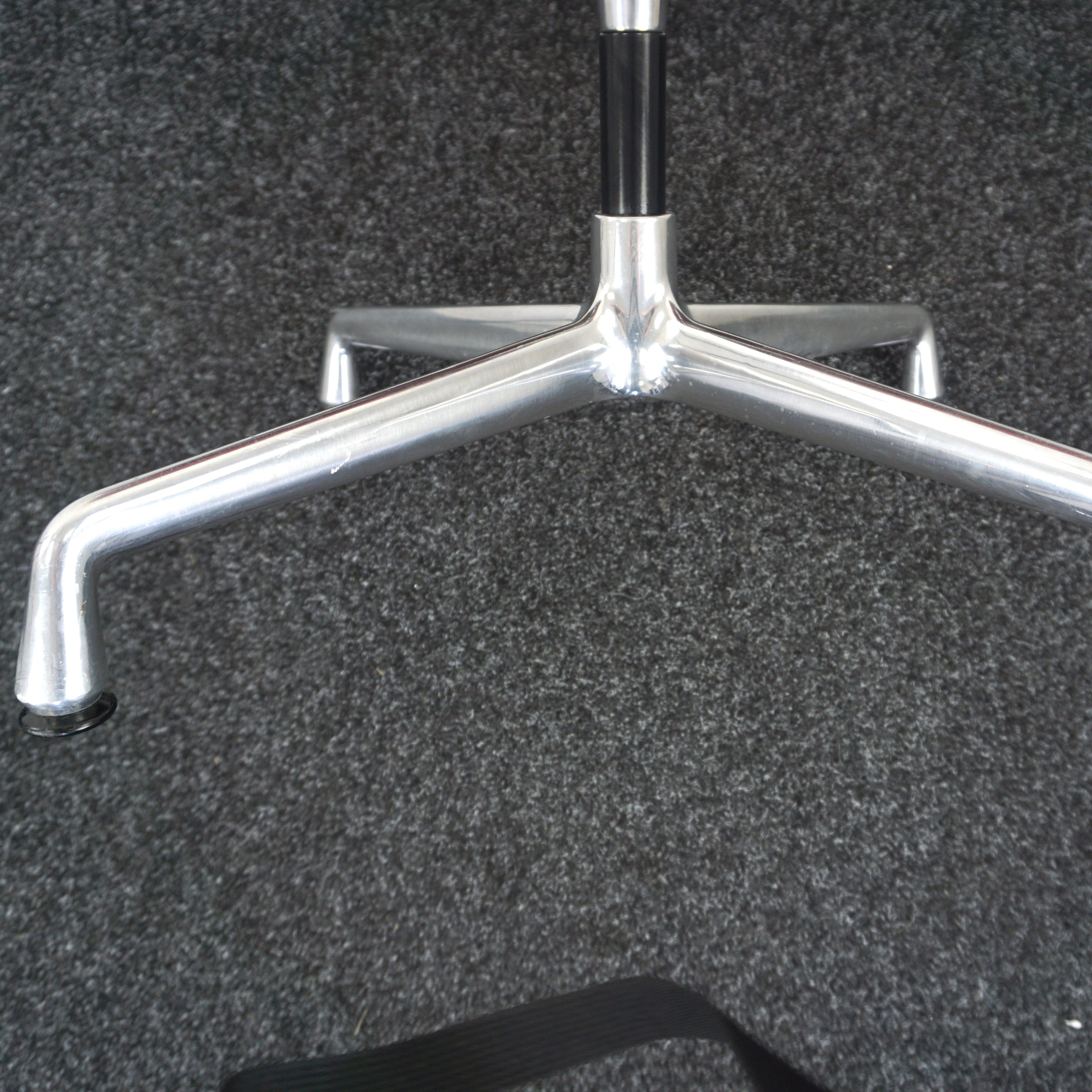 Vitra Aluminium Chair EA 105 Konferenzstuhl Fußdrehkreuz