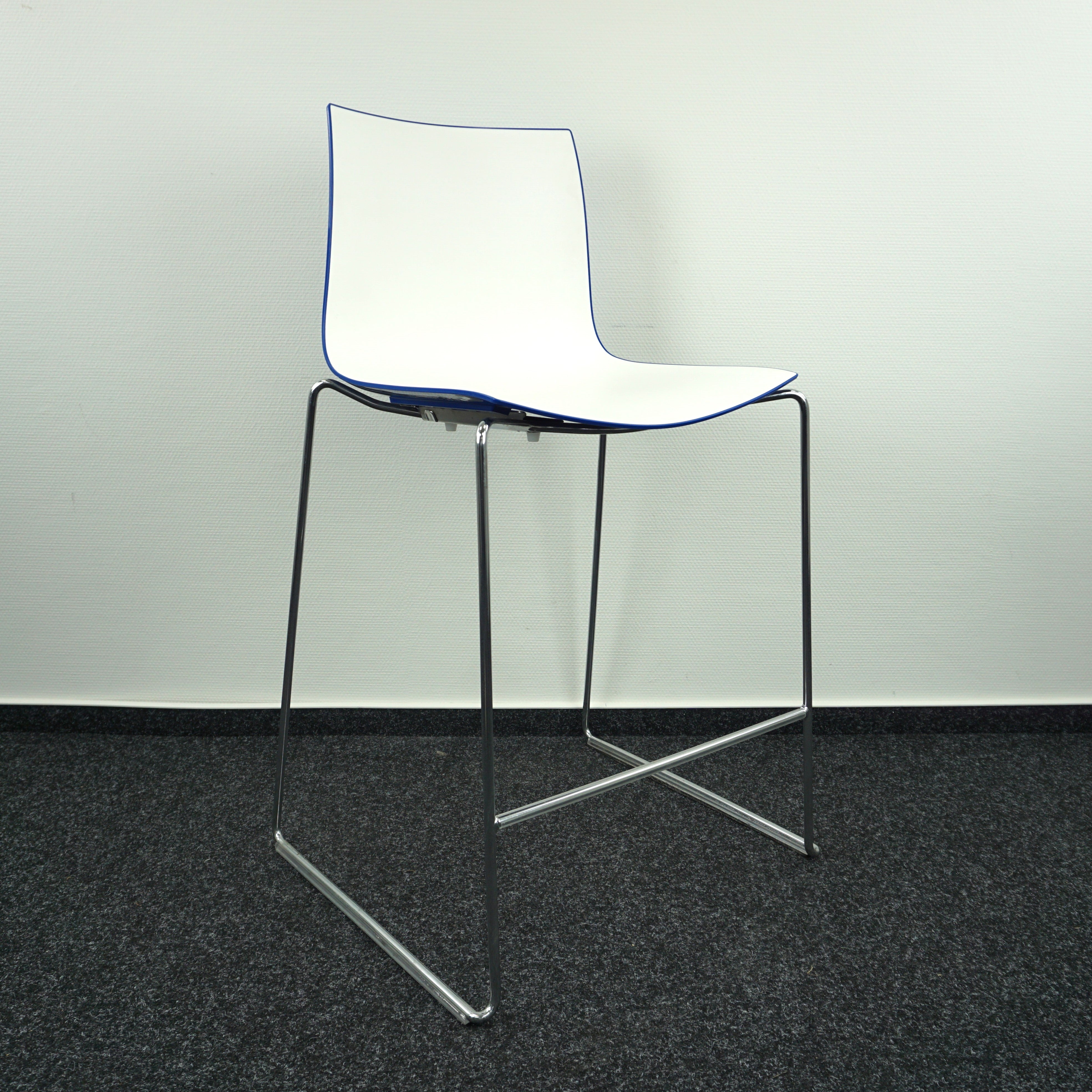 Arper Catifa 46 Barhocker Weiß-Blau