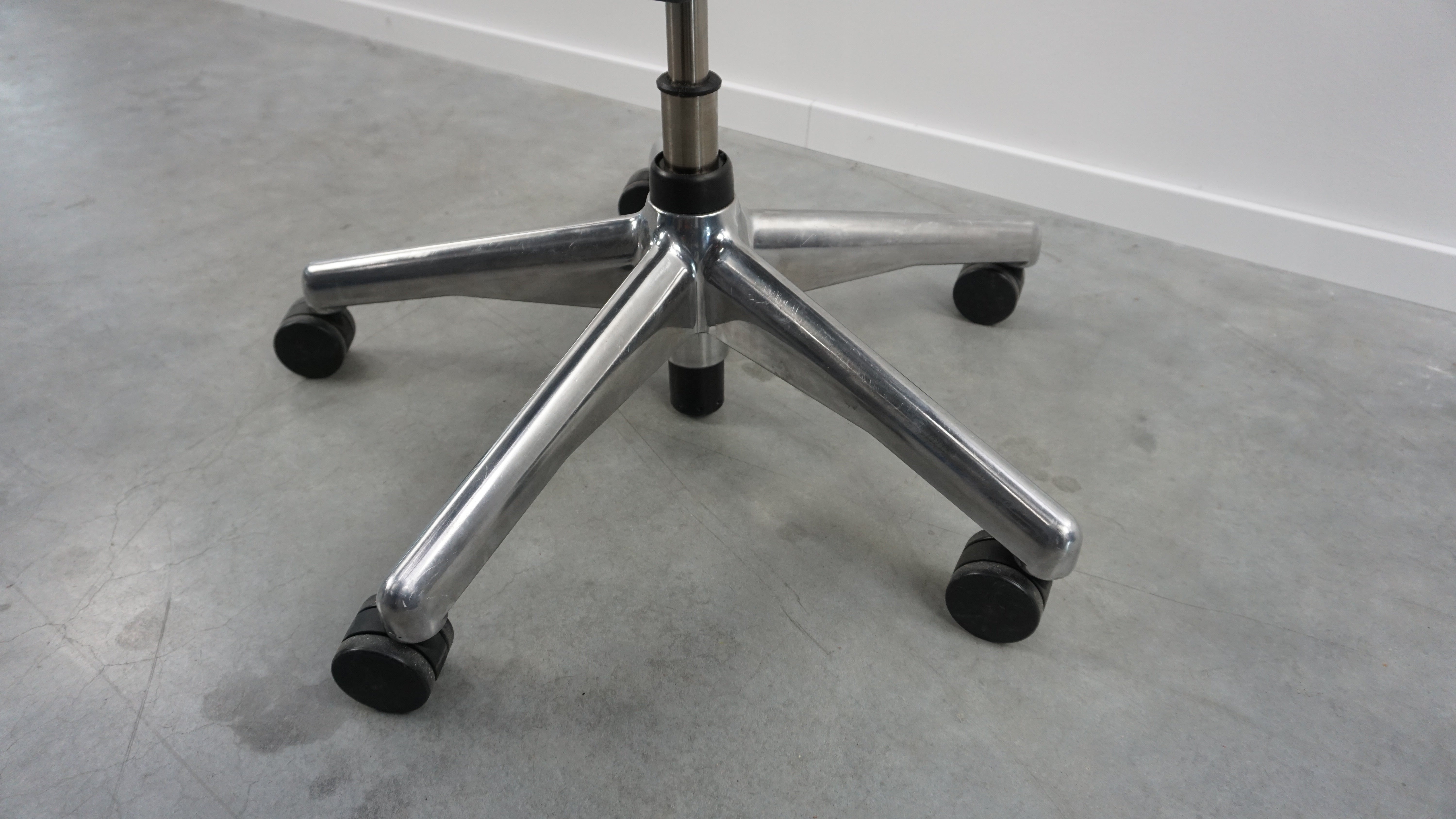 Herman Miller Aeron Bürodrehstuhl | Größe B | Chrom