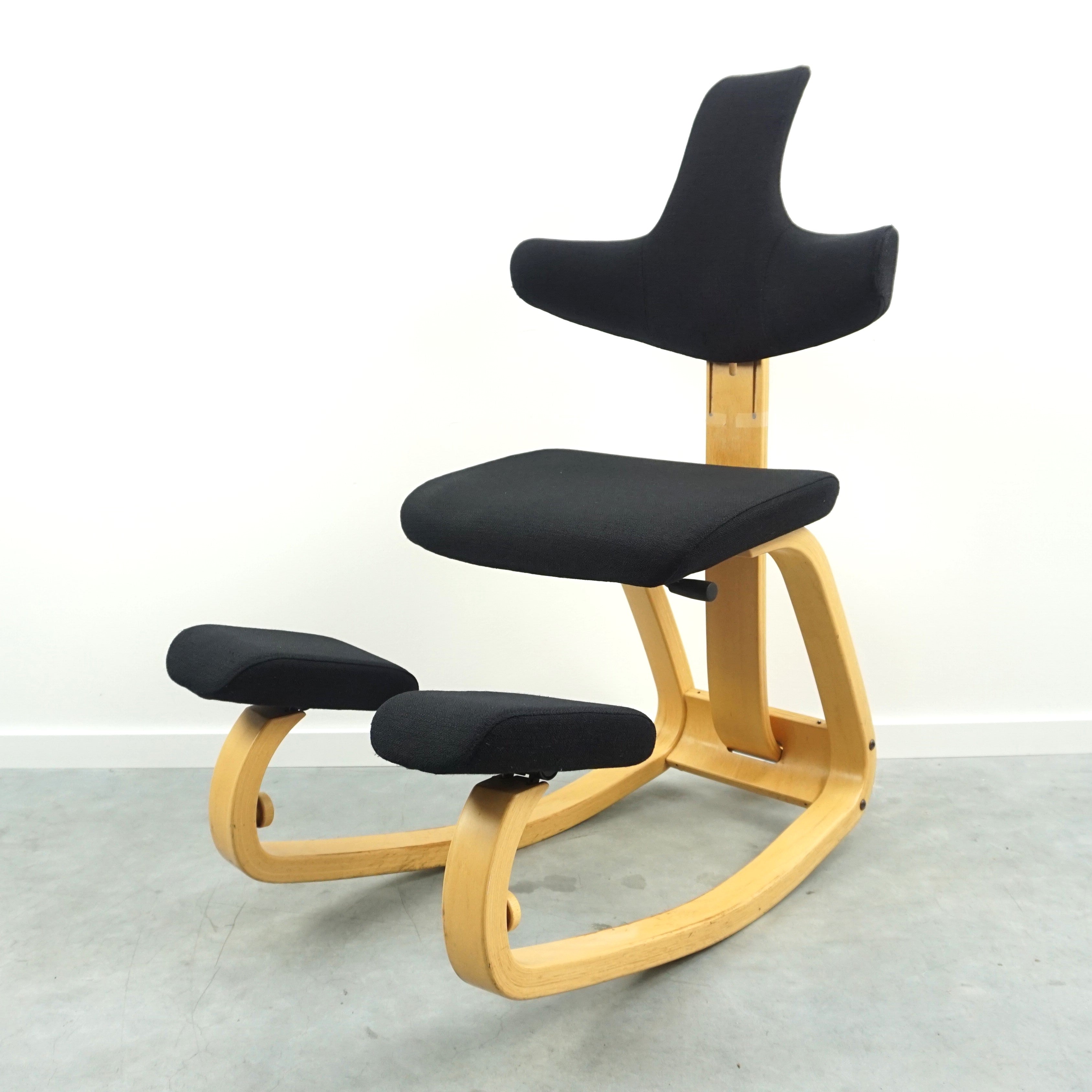 Varier Thatsit Balance Chair | Holz | mit schwarzer Polsterung