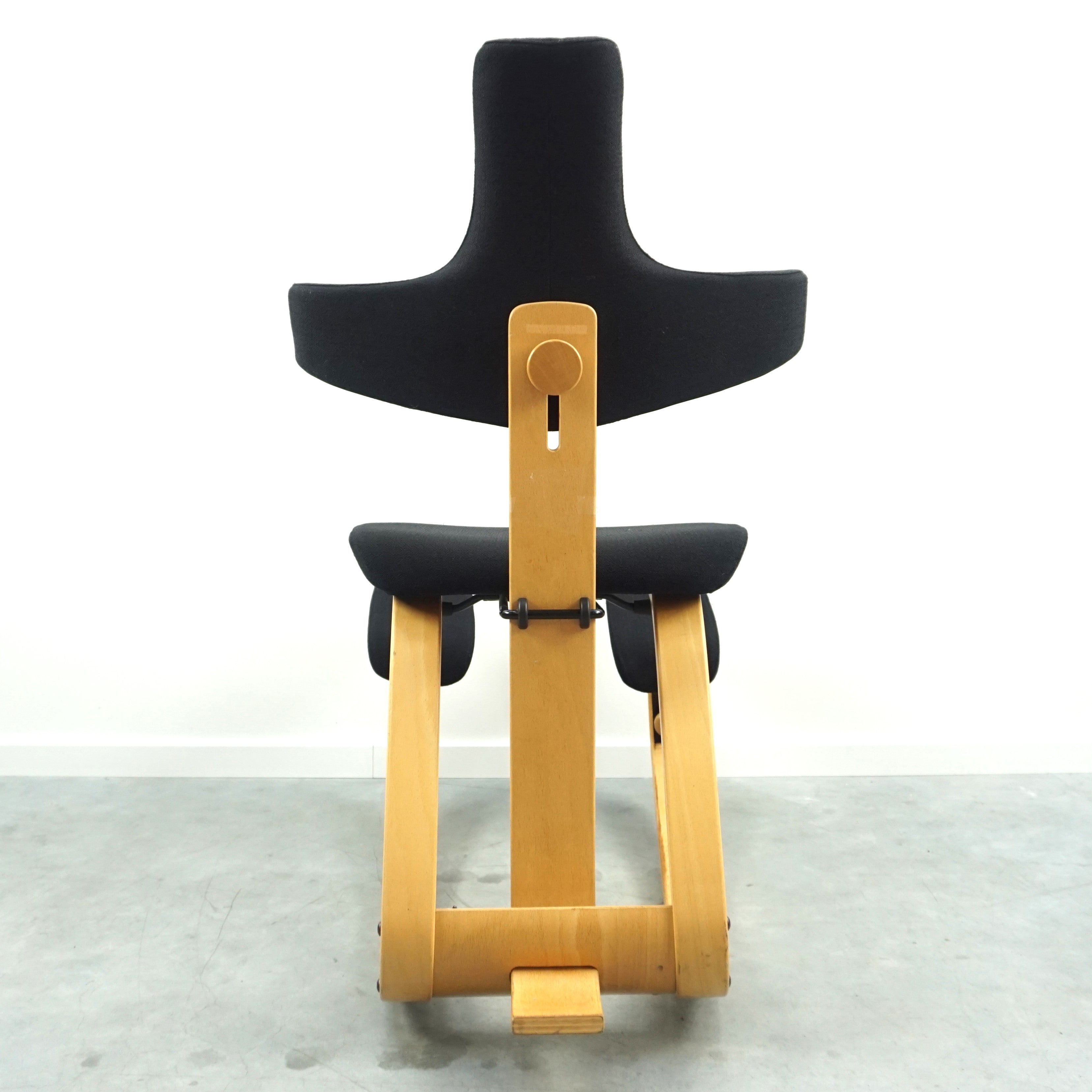 Varier Thatsit Balance Chair | Holz | mit schwarzer Polsterung