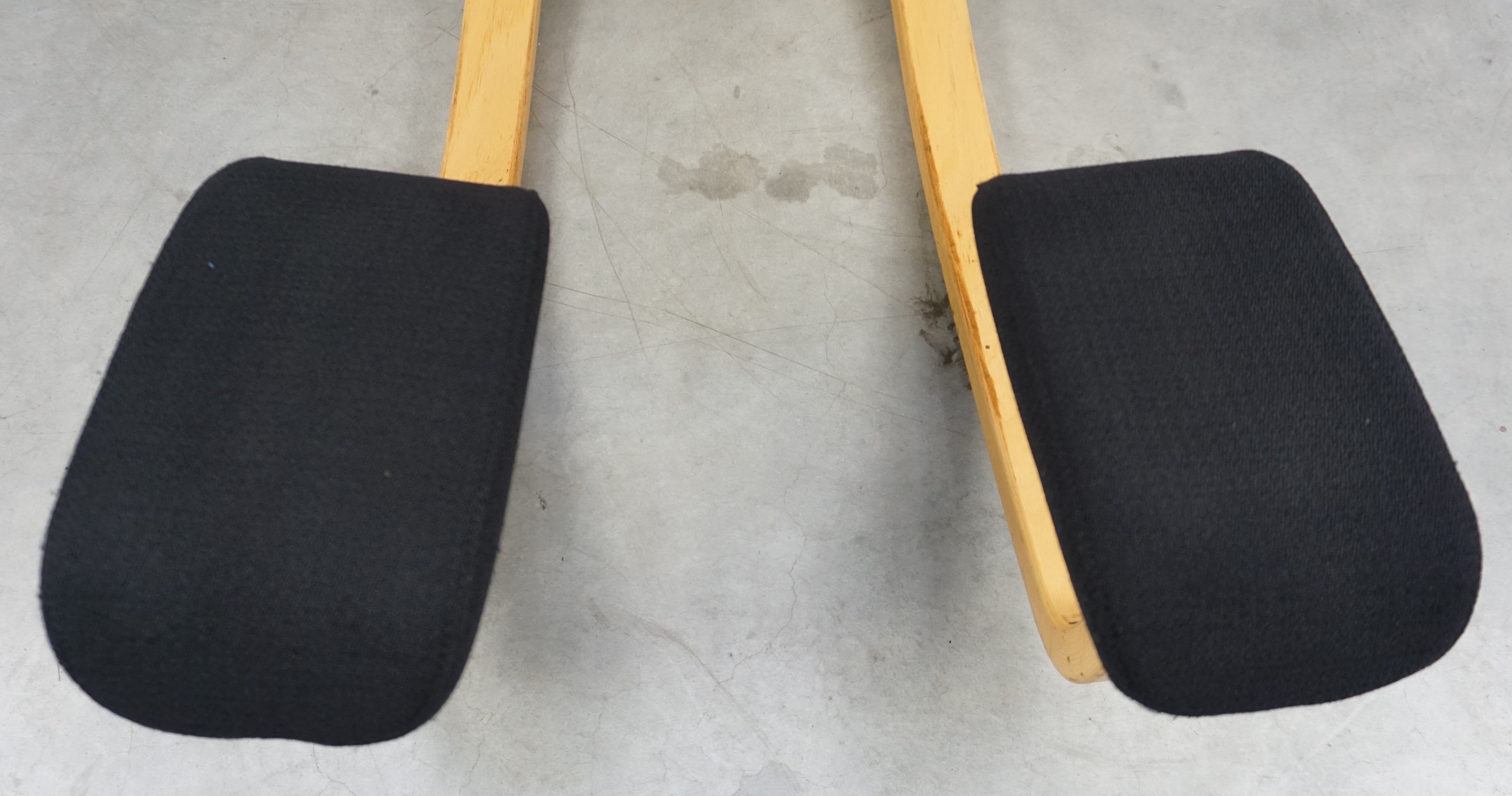 Varier Thatsit Balance Chair | Holz | mit schwarzer Polsterung