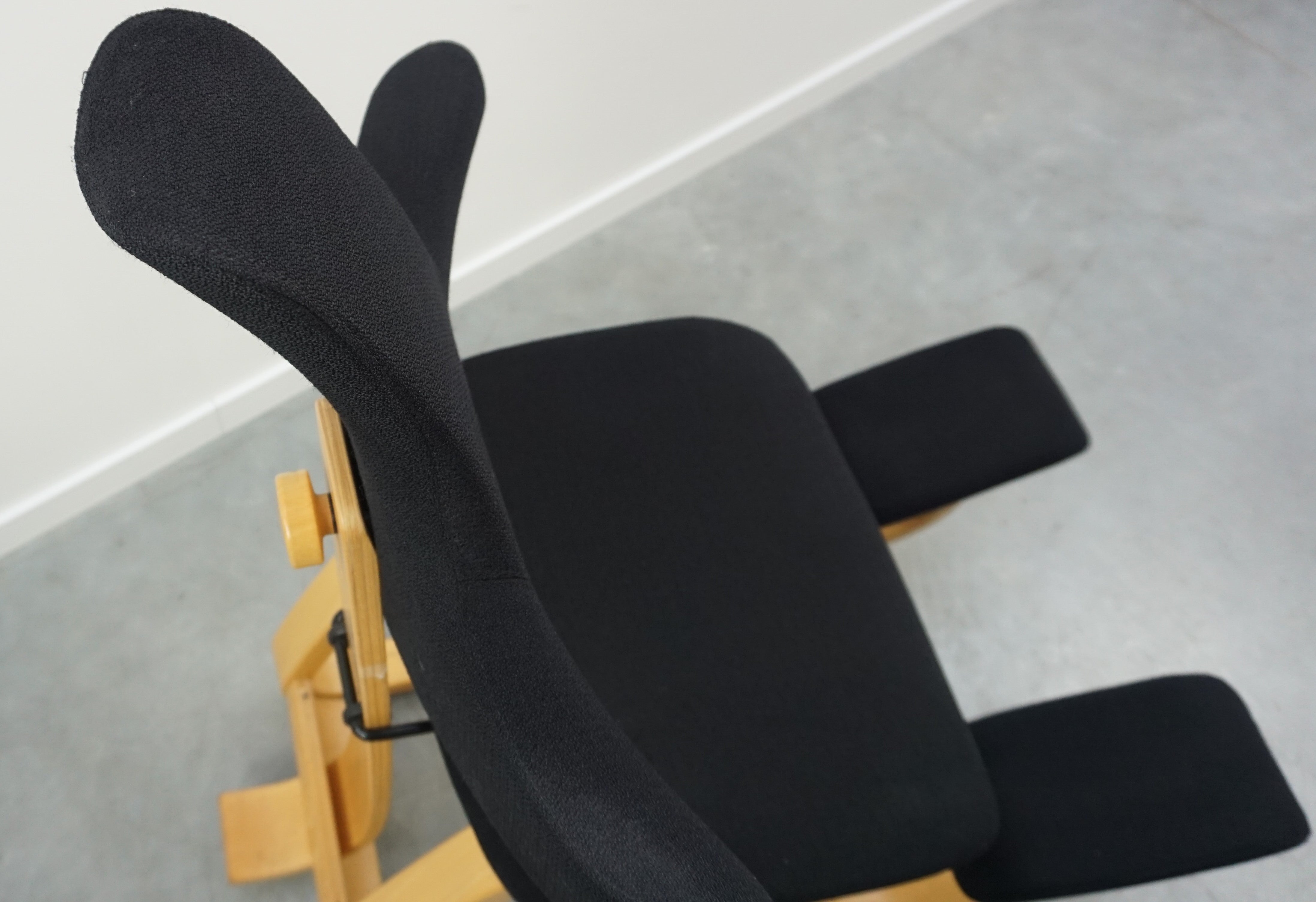 Varier Thatsit Balance Chair | Holz | mit schwarzer Polsterung