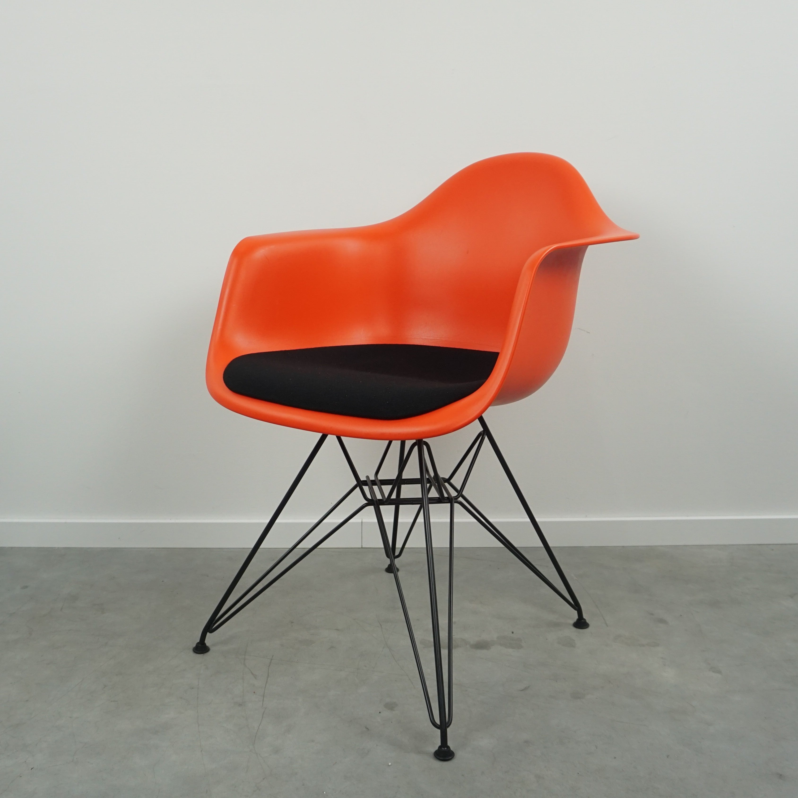Vitra Eames Armchair DAR Design Stuhl | Rot | Schwarzes Untergestell